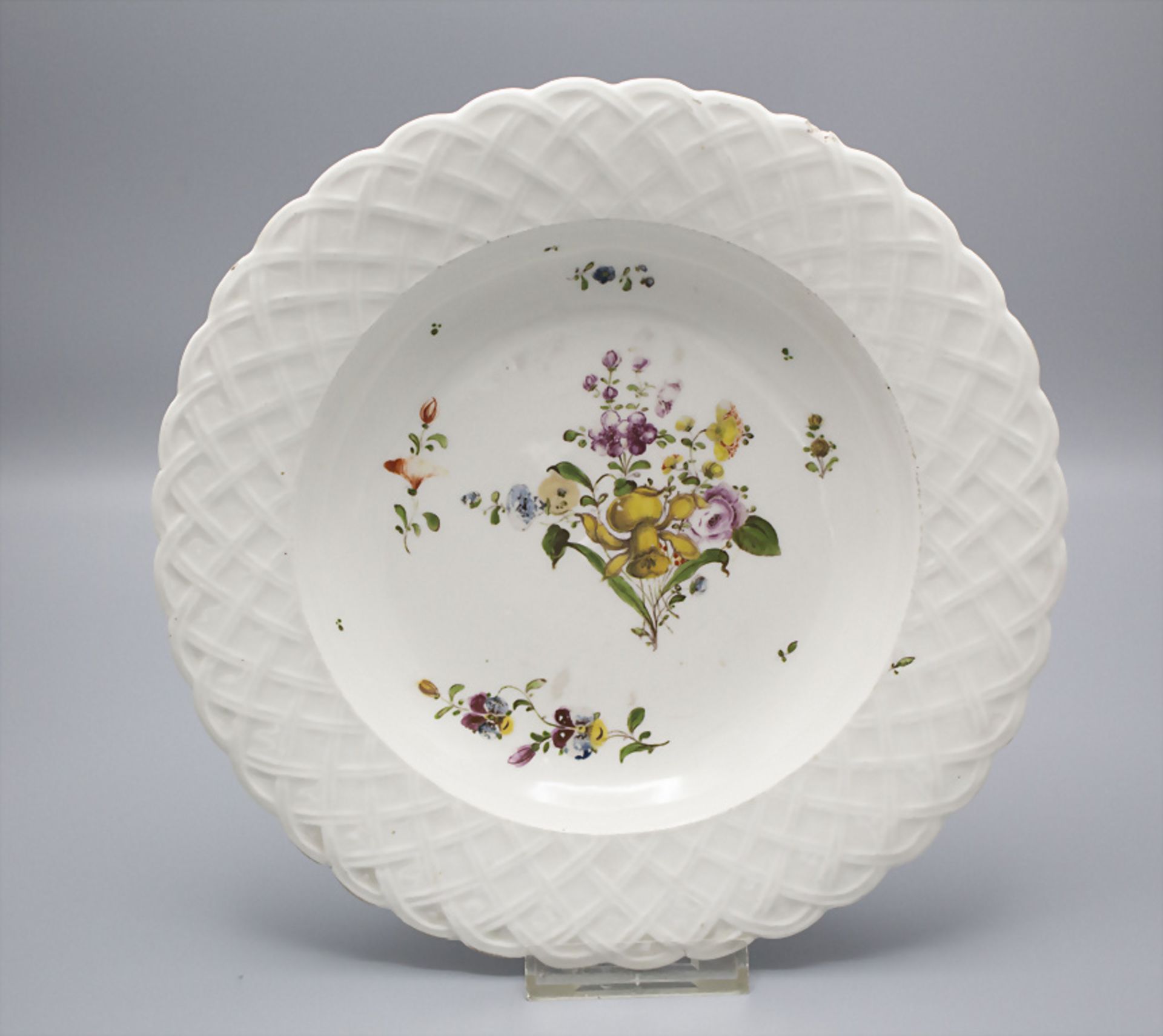 Früher Teller mit Frühlingsblumen / An early plate with Spring flowers, wohl deutsch, 1. ...