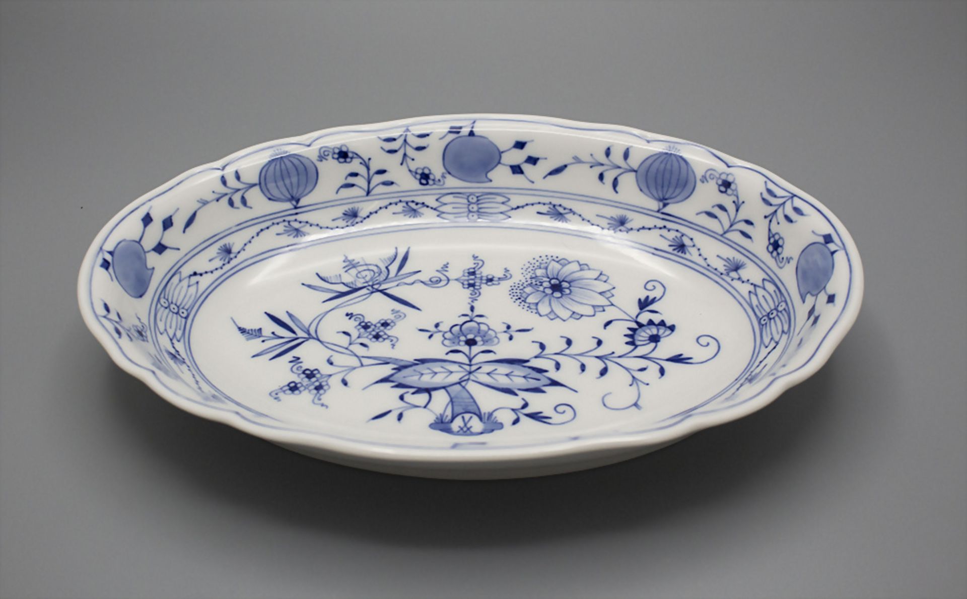 Ovale Schale 'Zwiebelmuster' / An oval bowl with onion pattern, Meissen, 2. Hälfte 20. Jh. - Image 2 of 4