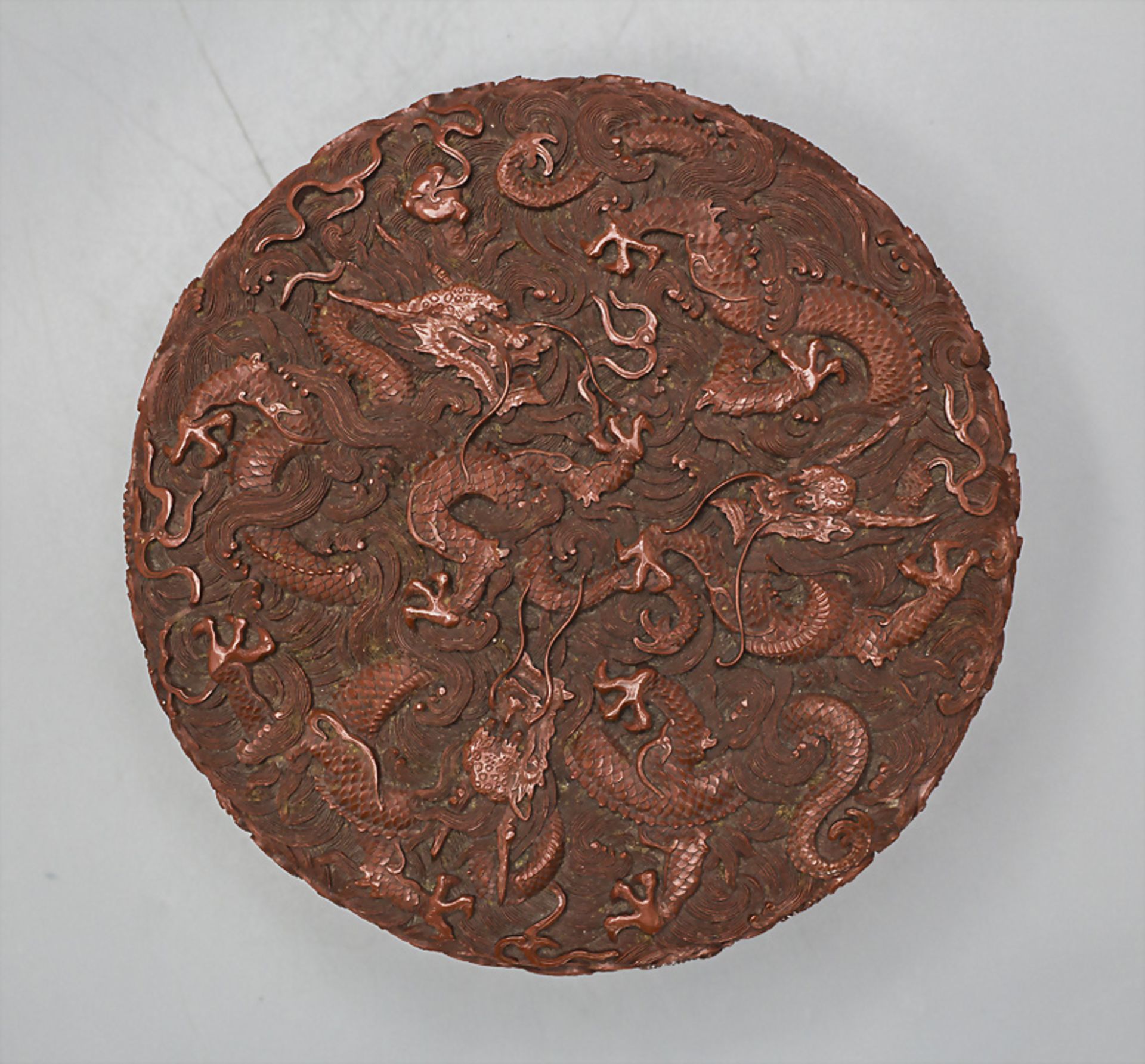 Deckeldose mit Drachenreliefdekor / A lidded box with dragon relief decoration, China - Image 4 of 8