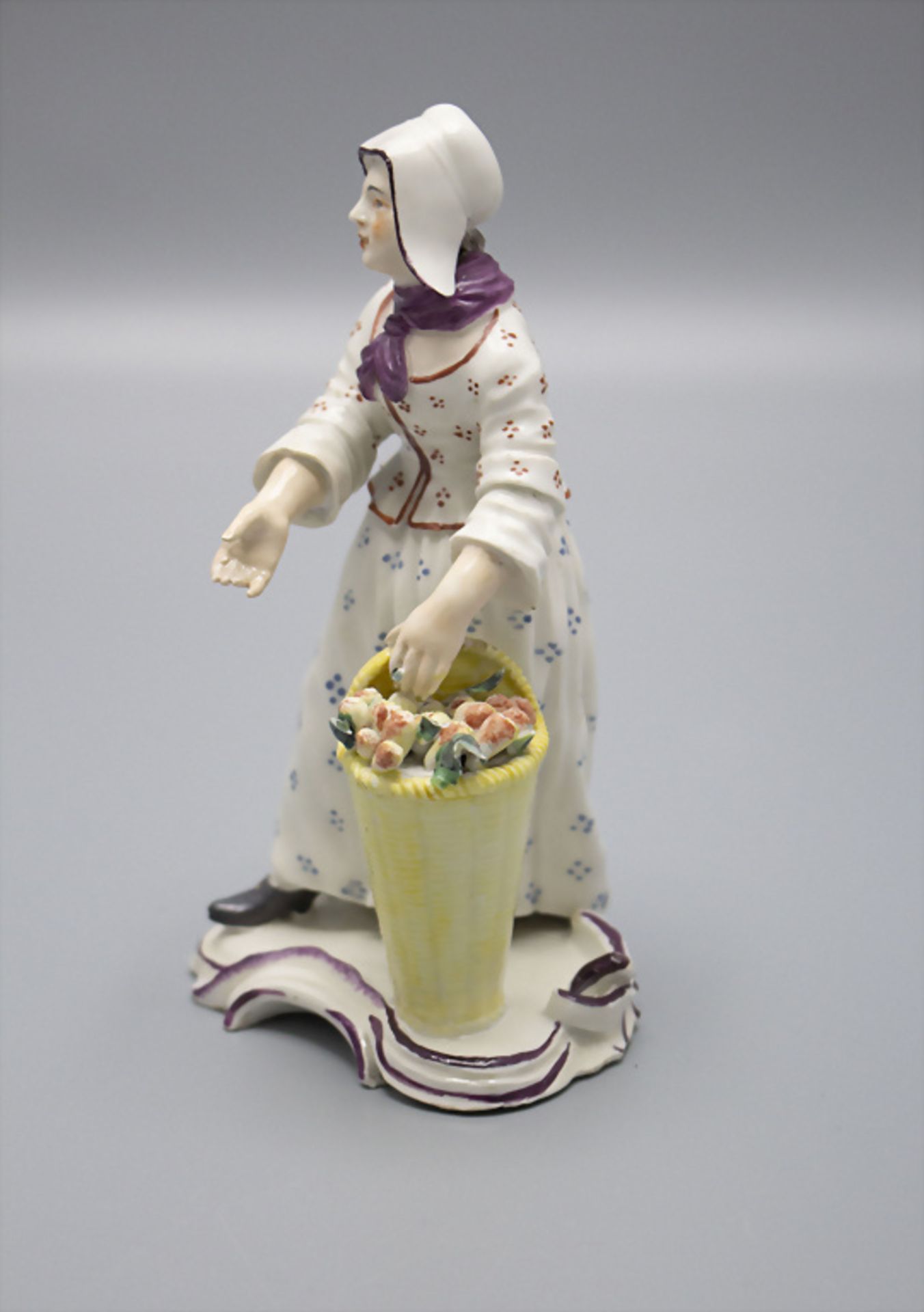 Porzellanfigur 'Bäuerin mit Birnenkorb' / A porcelain figure of a peasant with a basket full ... - Bild 2 aus 4