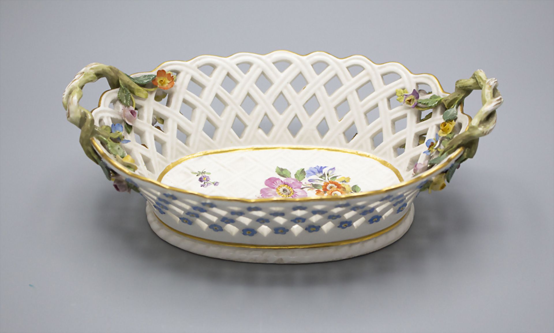 Zierschale mit aufgelegten Blüten / A decorative bowl with encrusted forget-me-not blossoms ...