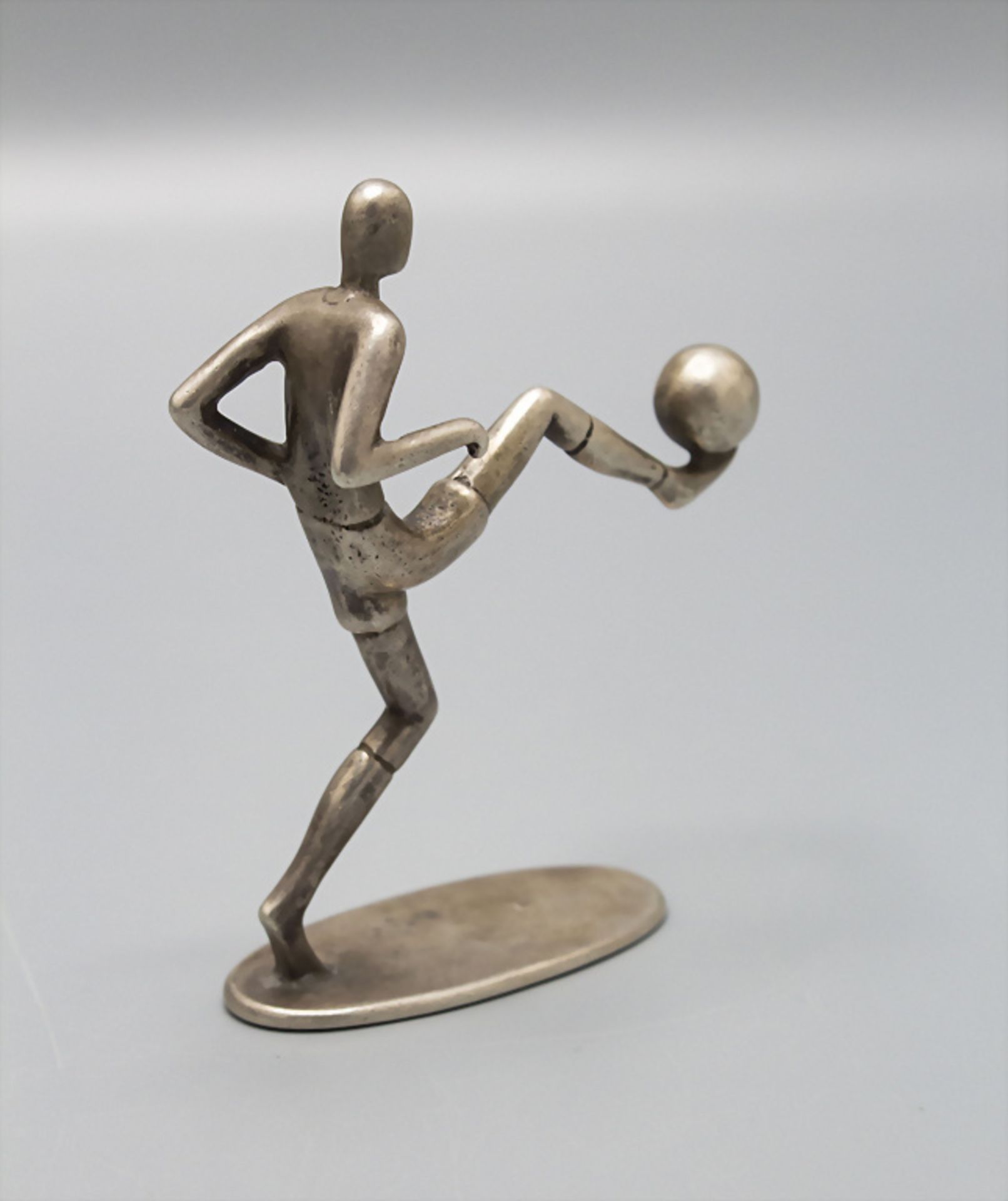 Art Déco Figur 'Fußballer' / An Art Deco figure 'Footballer', Werkstätte Hagenauer, Wien / Vienna - Image 2 of 3