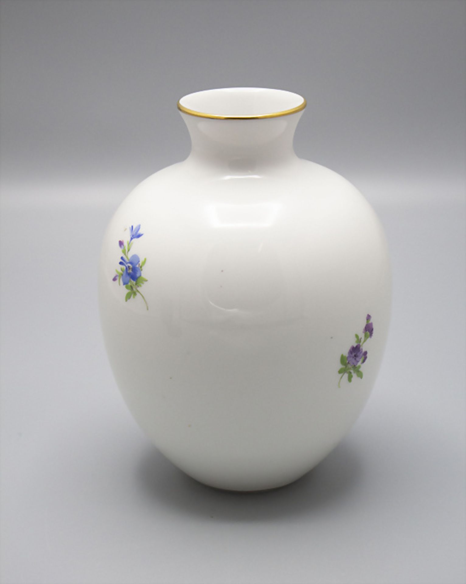 Vase mit Blumenmalerei / A vase with a bouquet of flowers, Meissen, 2. Hälfte 20. Jh. - Image 2 of 3