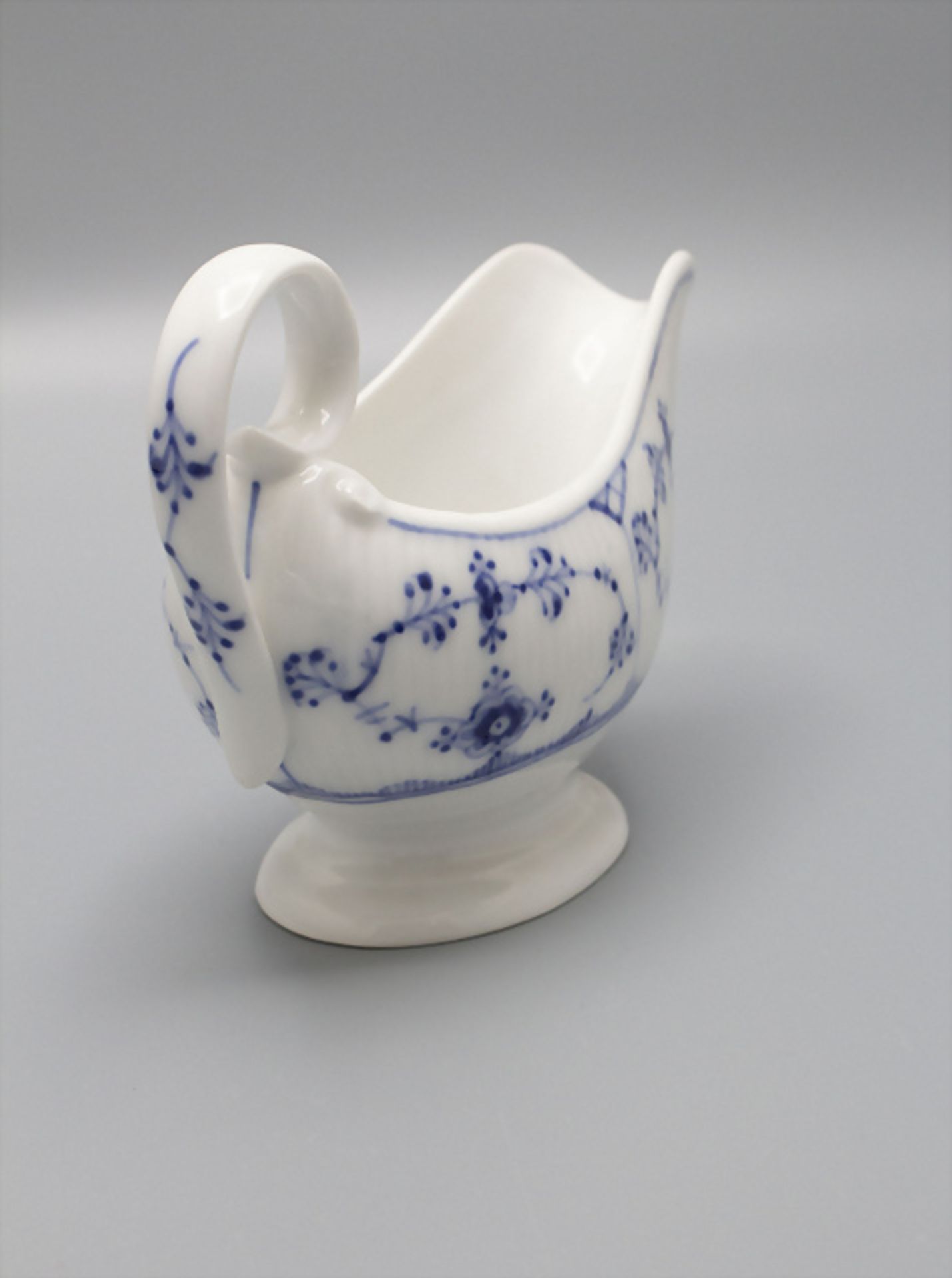 Kleine Sauciere 'Musselmalet' / A small gravy boat 'Musselmalet', Royal Copenhagen, um 1924-34 - Image 3 of 4