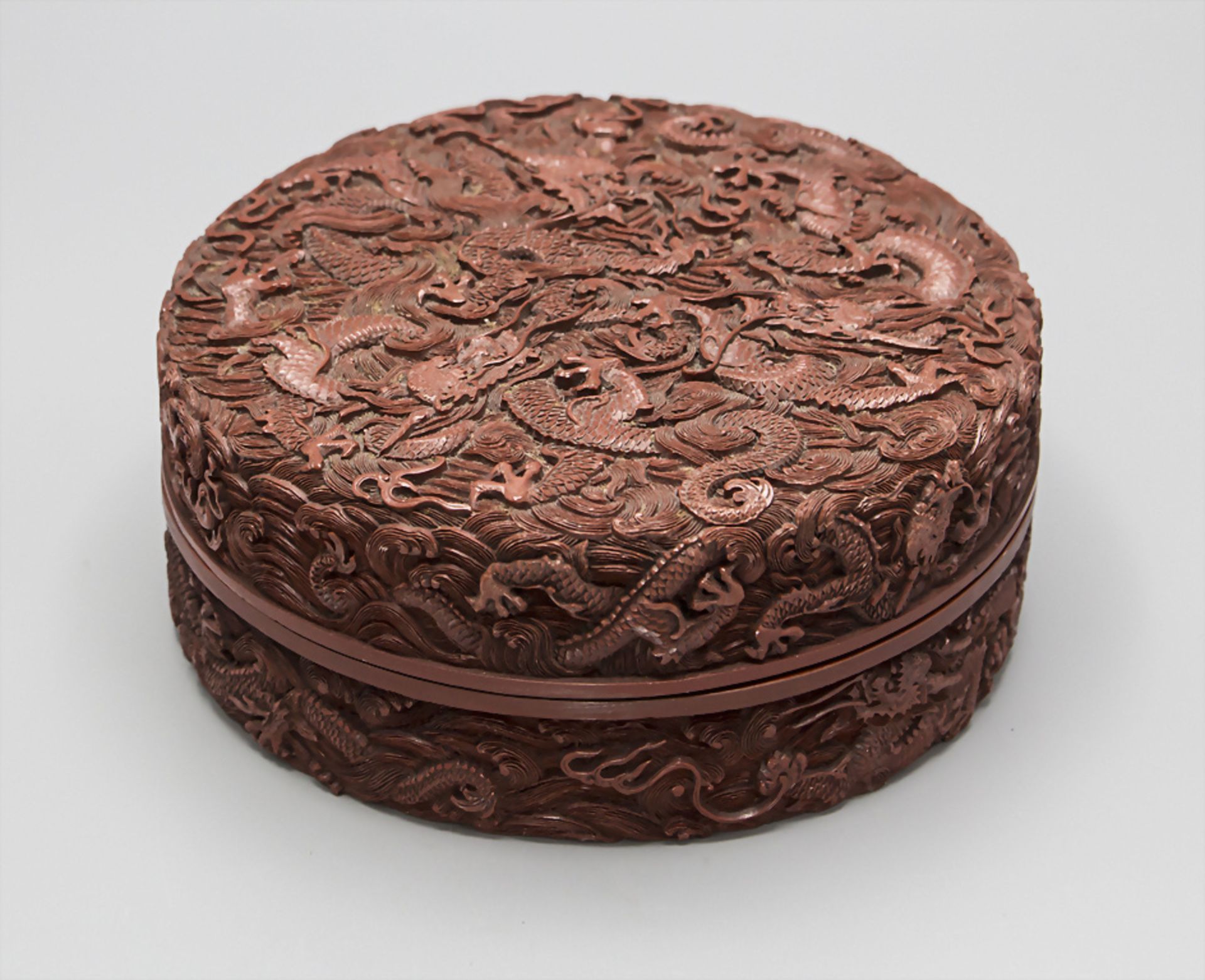 Deckeldose mit Drachenreliefdekor / A lidded box with dragon relief decoration, China - Image 2 of 8