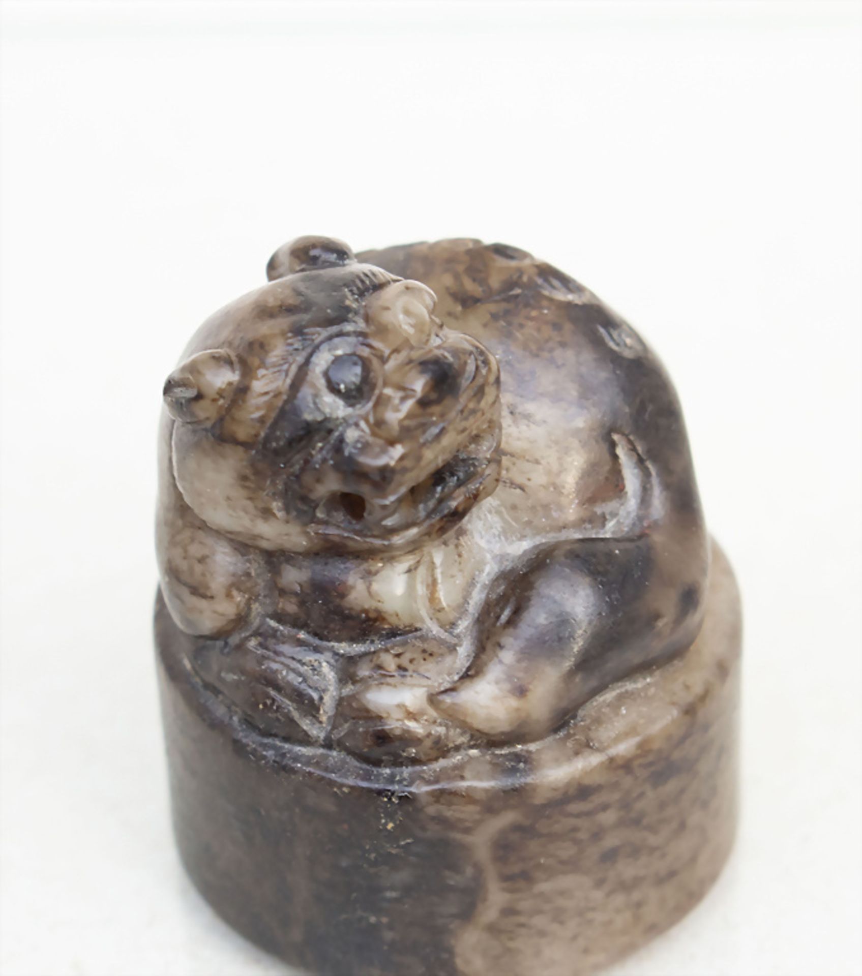 Jadesiegel 'Löwe' / A jade seal 'Lion', China, Qing-Zeit, 19.-20. Jh. - Image 5 of 6