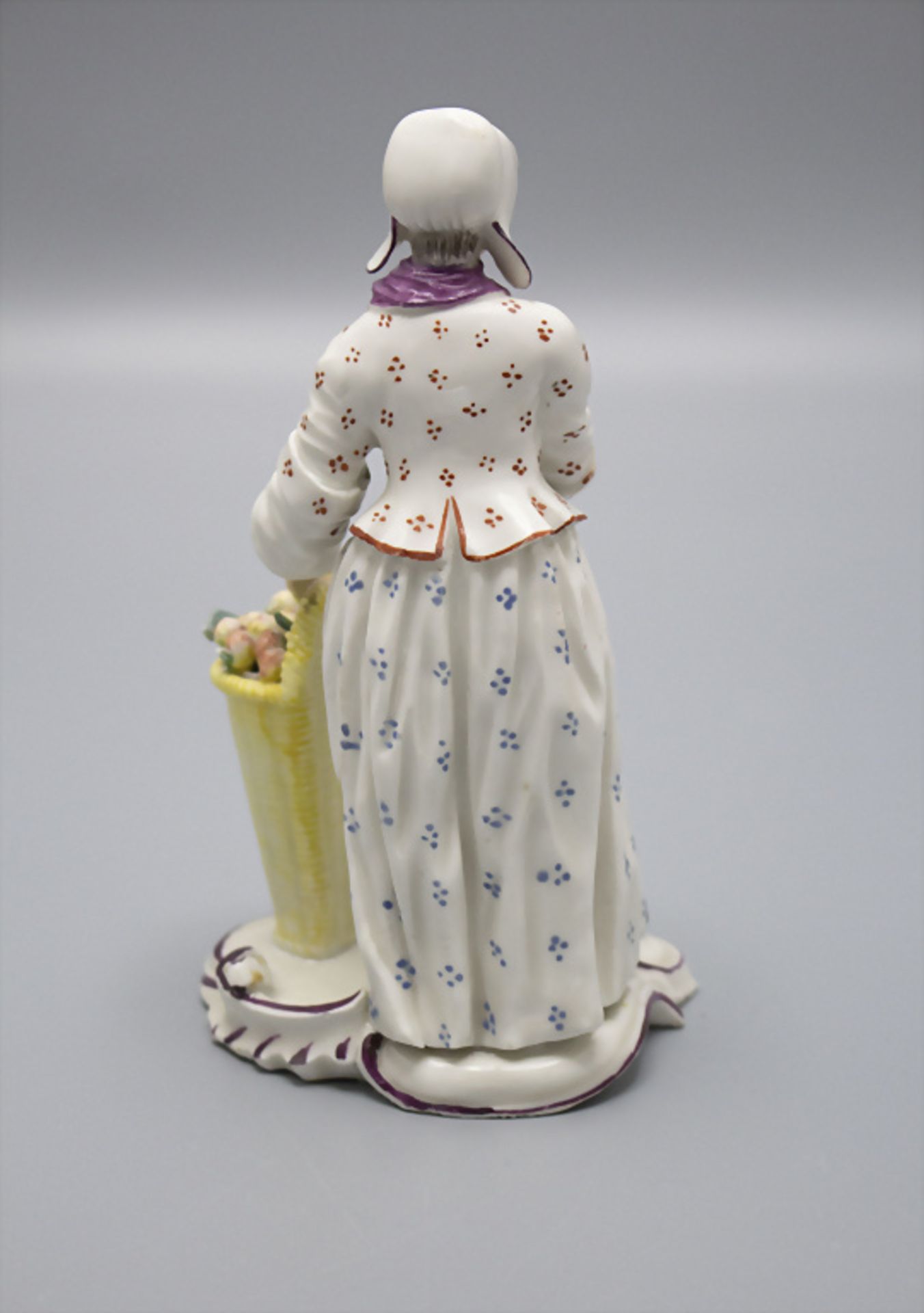 Porzellanfigur 'Bäuerin mit Birnenkorb' / A porcelain figure of a peasant with a basket full ... - Bild 3 aus 4