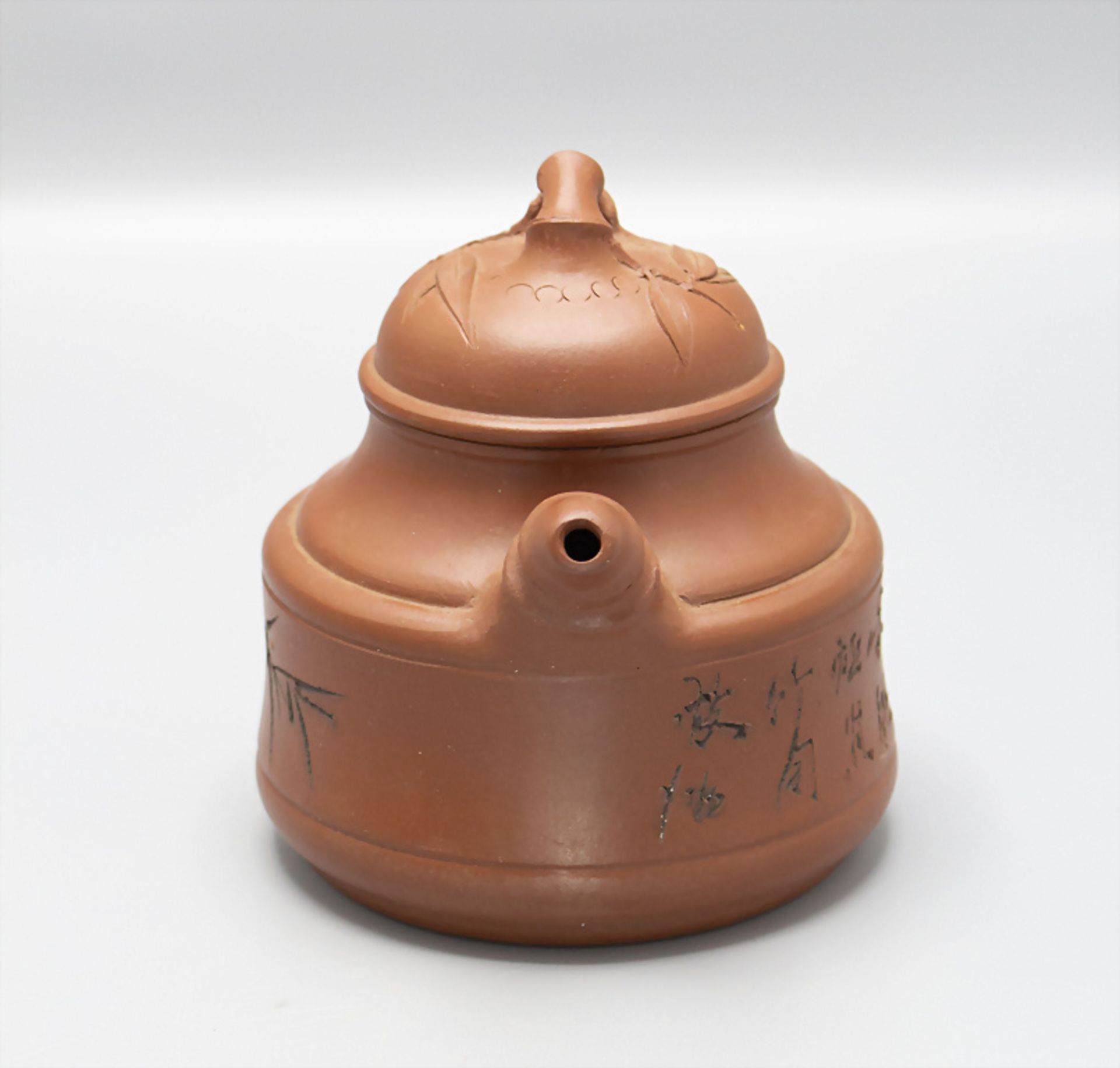 Bambus Teekanne mit Inschrift / A bamboo teapot with inscription, China, um 20. Jh. - Image 2 of 8