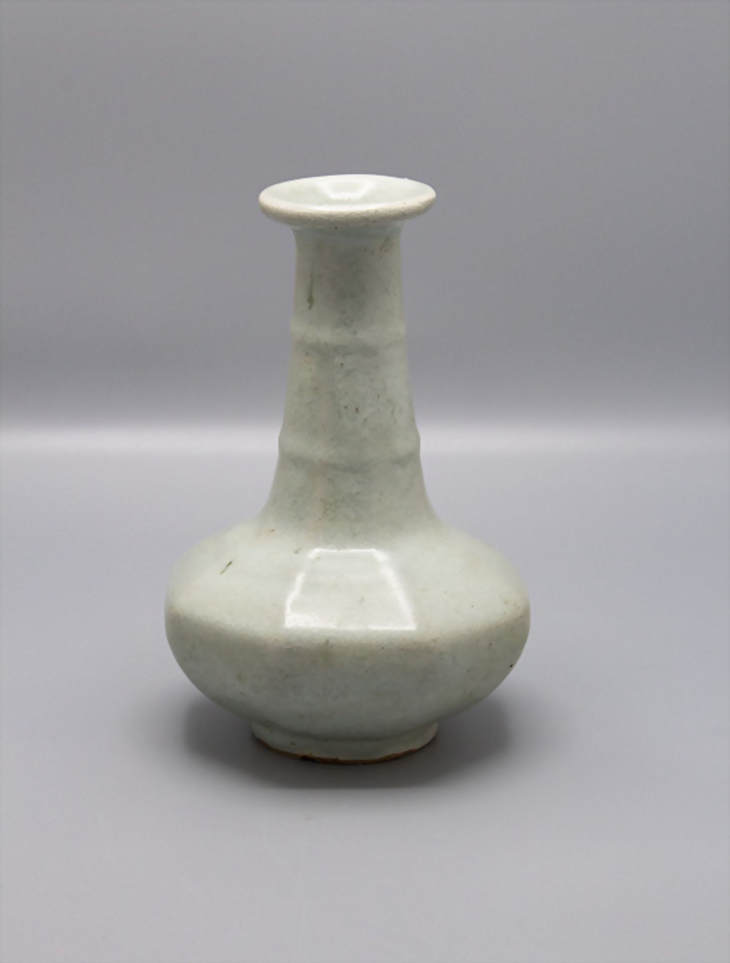 Oktogonale Seladon Vase / An octagonal Celadon vase, China, Ming-Zeit oder später, - Bild 2 aus 4