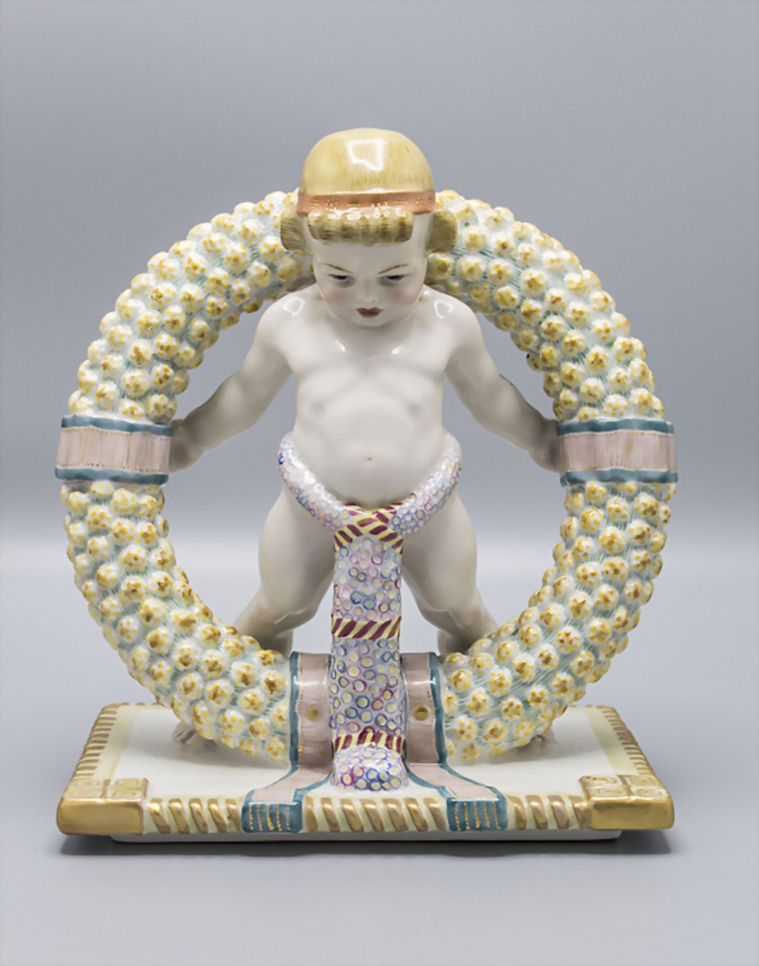 Porzellanfigur 'Putto mit Kranz' / A cherub with a wreath, KPM, Berlin, um 1909