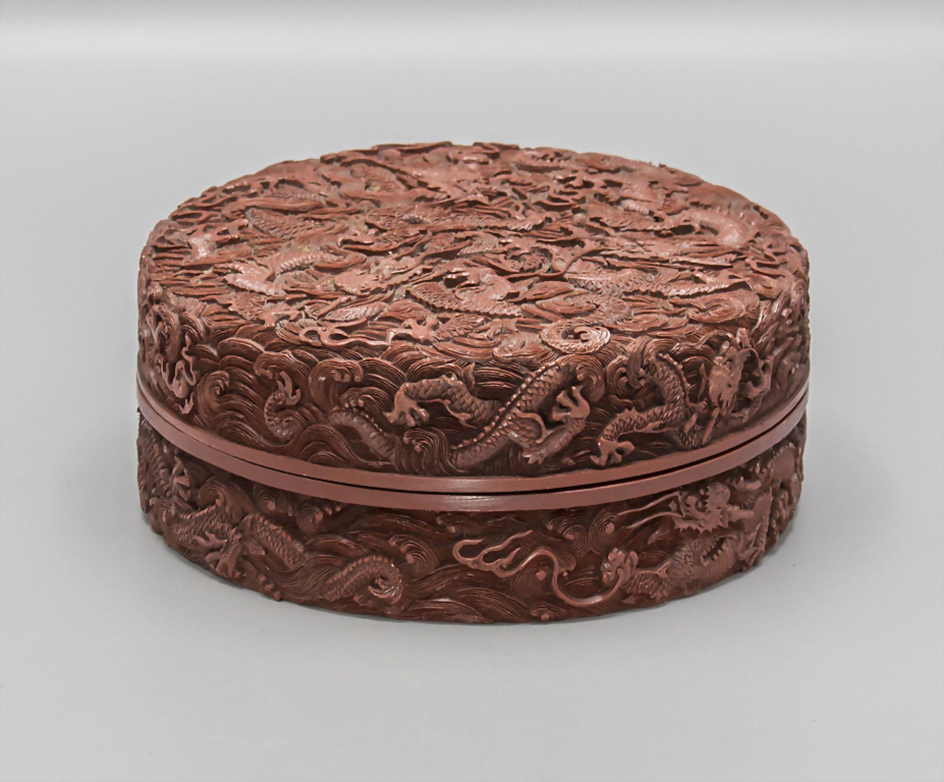 Deckeldose mit Drachenreliefdekor / A lidded box with dragon relief decoration, China