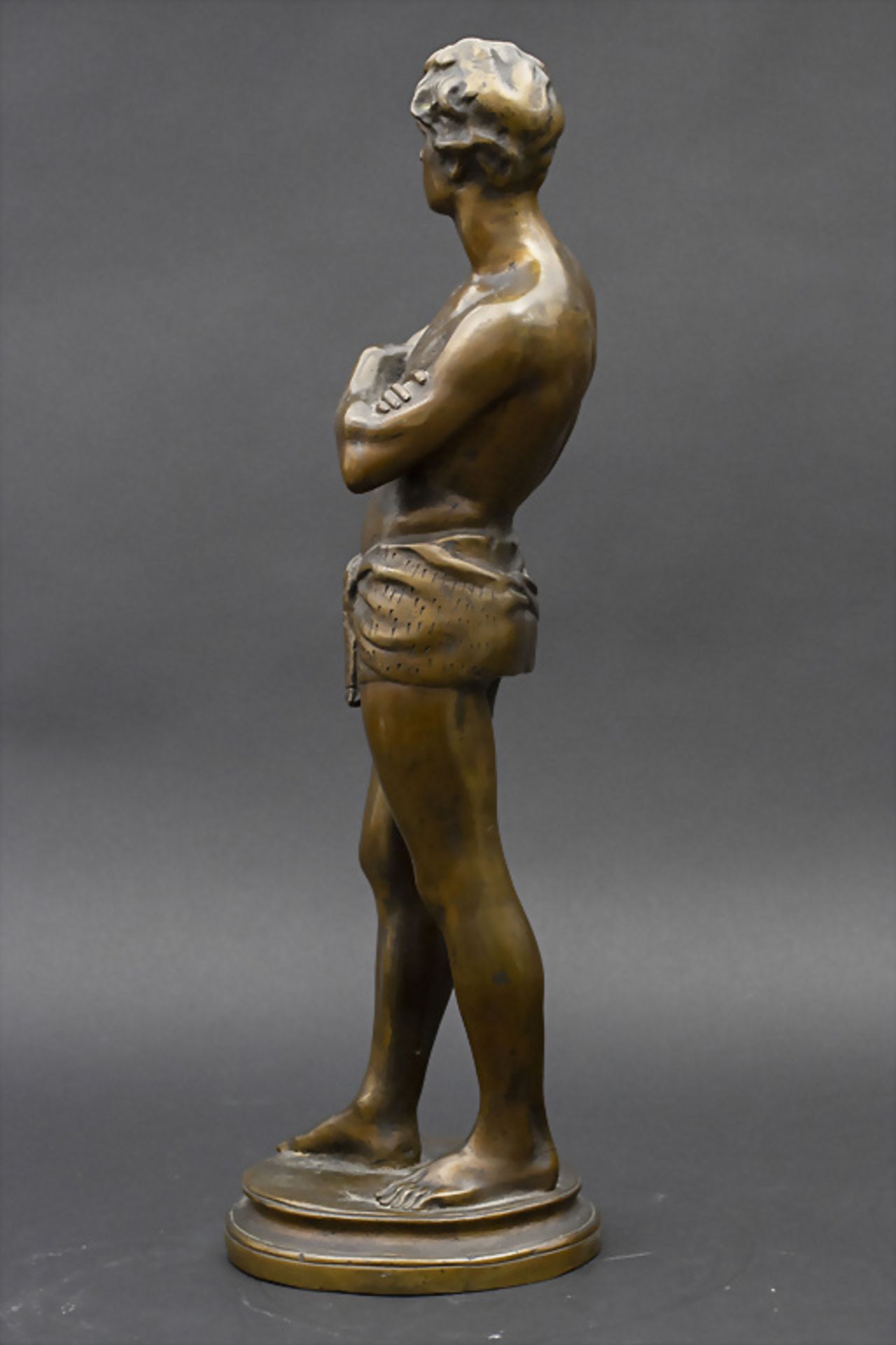 Bronzeplastik 'Stehender Männerhalbakt' / A bronze sculpture 'Standing male semi-nude', um 1930 - Image 3 of 7