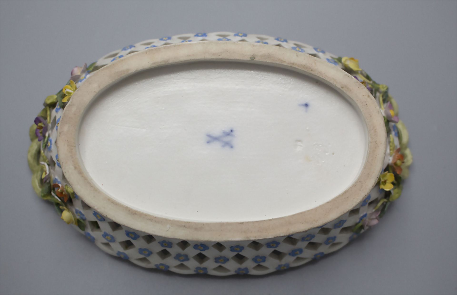 Zierschale mit aufgelegten Blüten / A decorative bowl with encrusted forget-me-not blossoms ... - Bild 5 aus 5