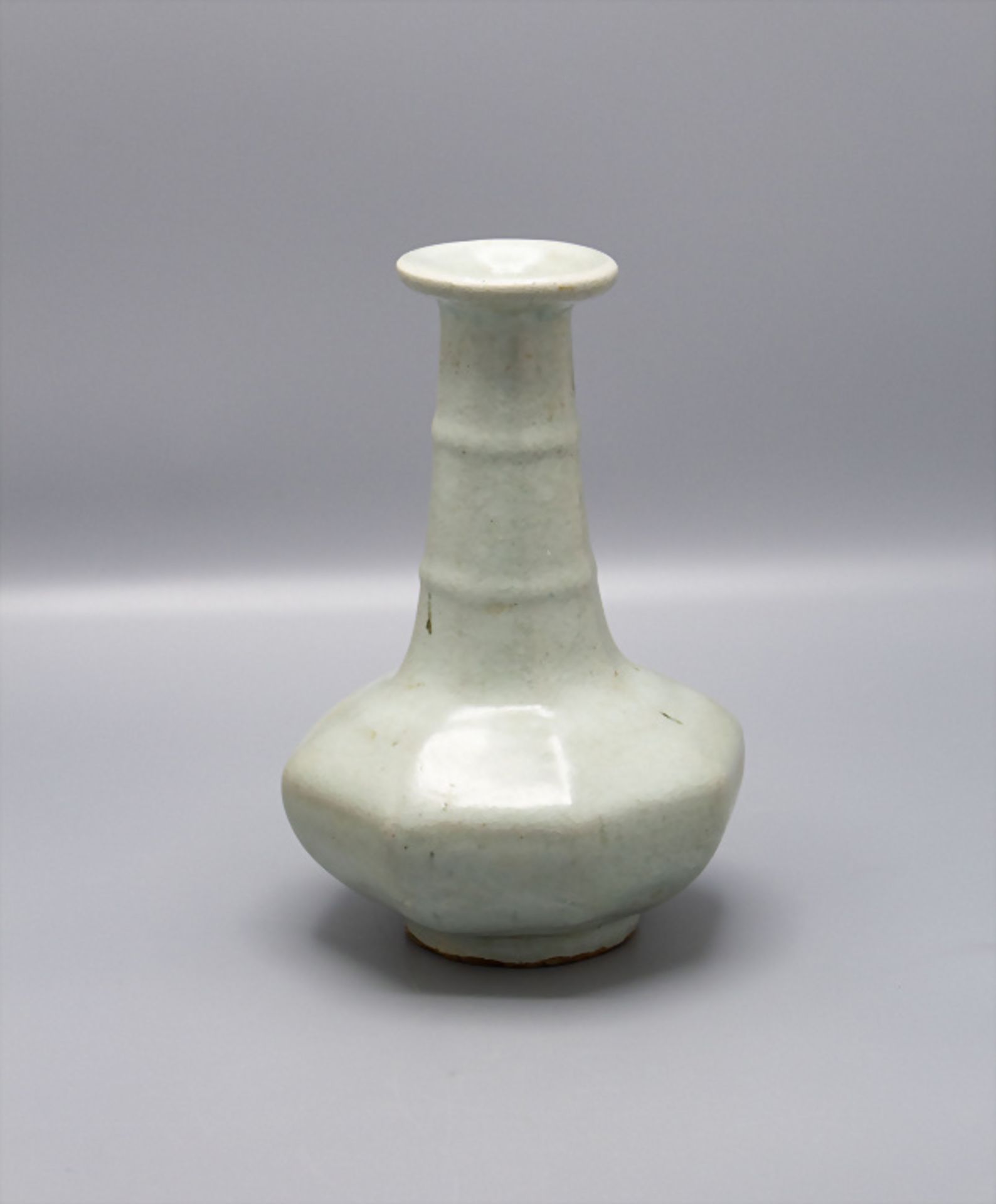 Oktogonale Seladon Vase / An octagonal Celadon vase, China, Ming-Zeit oder später,