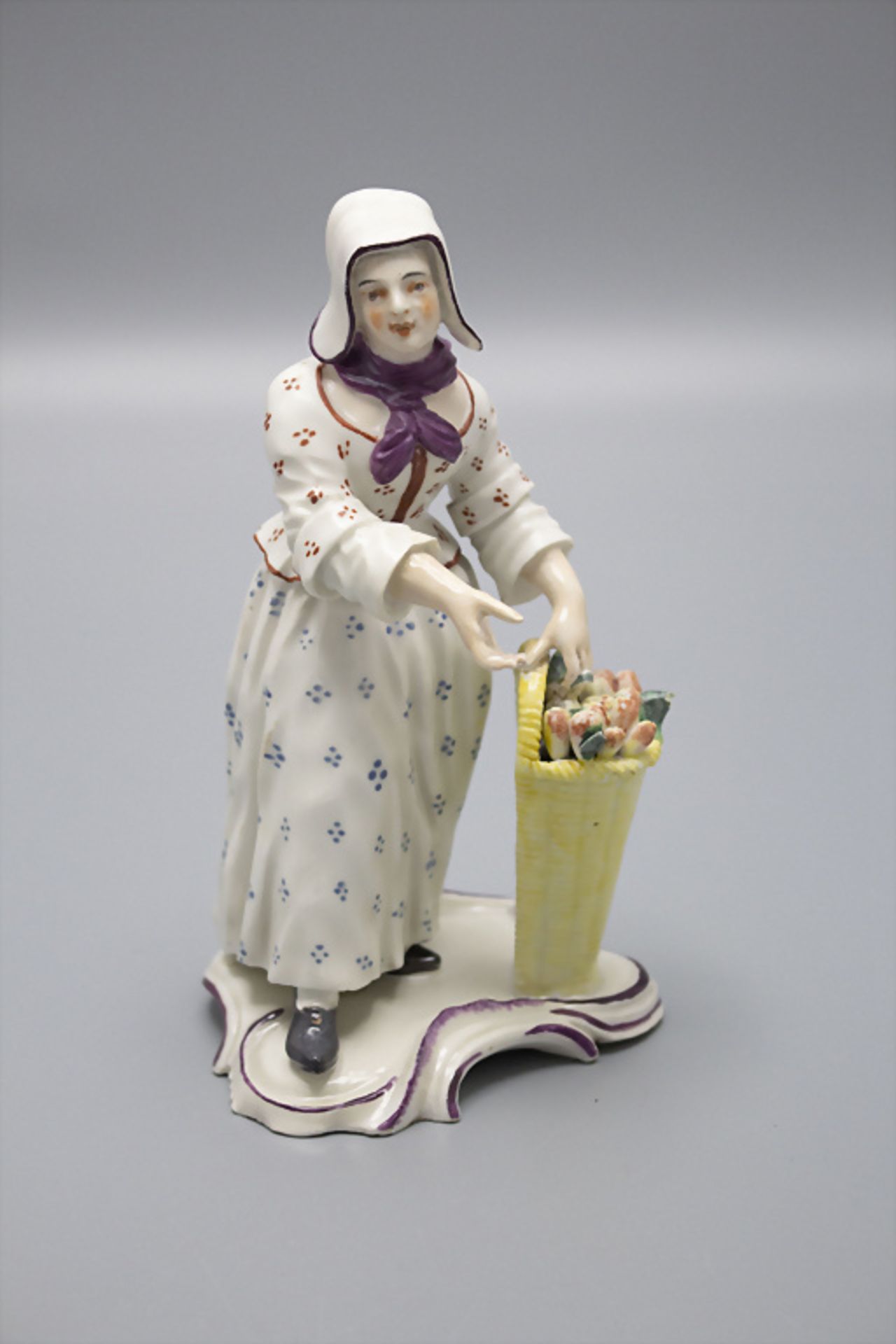 Porzellanfigur 'Bäuerin mit Birnenkorb' / A porcelain figure of a peasant with a basket full ...