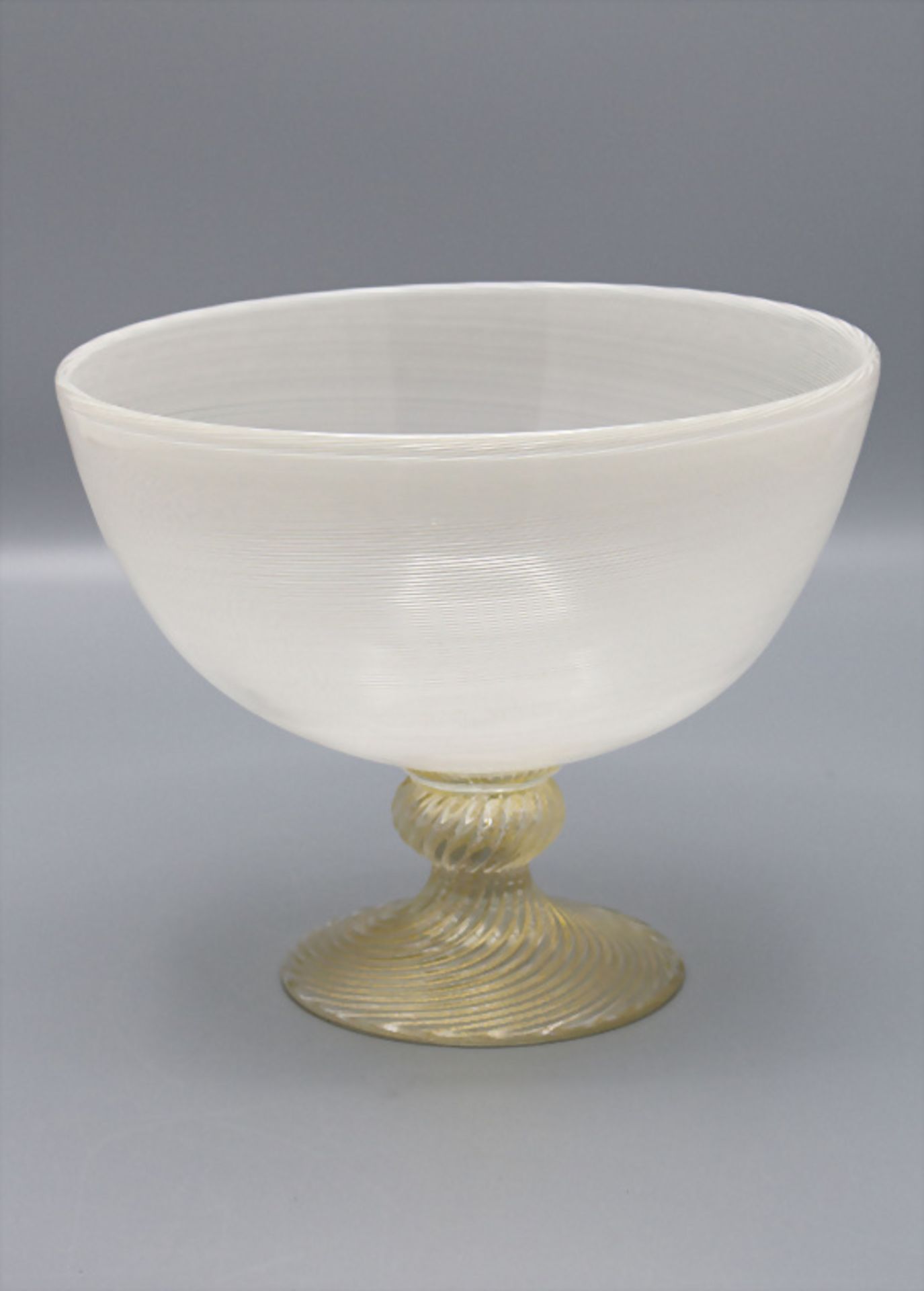 Fußschale mit Spiralfäden / A footed glass bowl with spiral threads, Murano, Italien, 2. ...