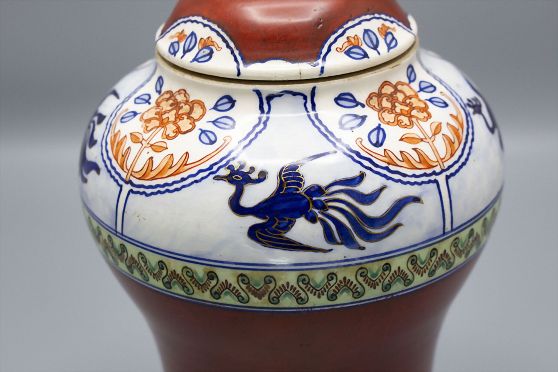 Deckelgefäß mit Pfauen / A lidded jar with peacocks, wohl Japan, Meiji-Periode, um 1900 - Image 2 of 3