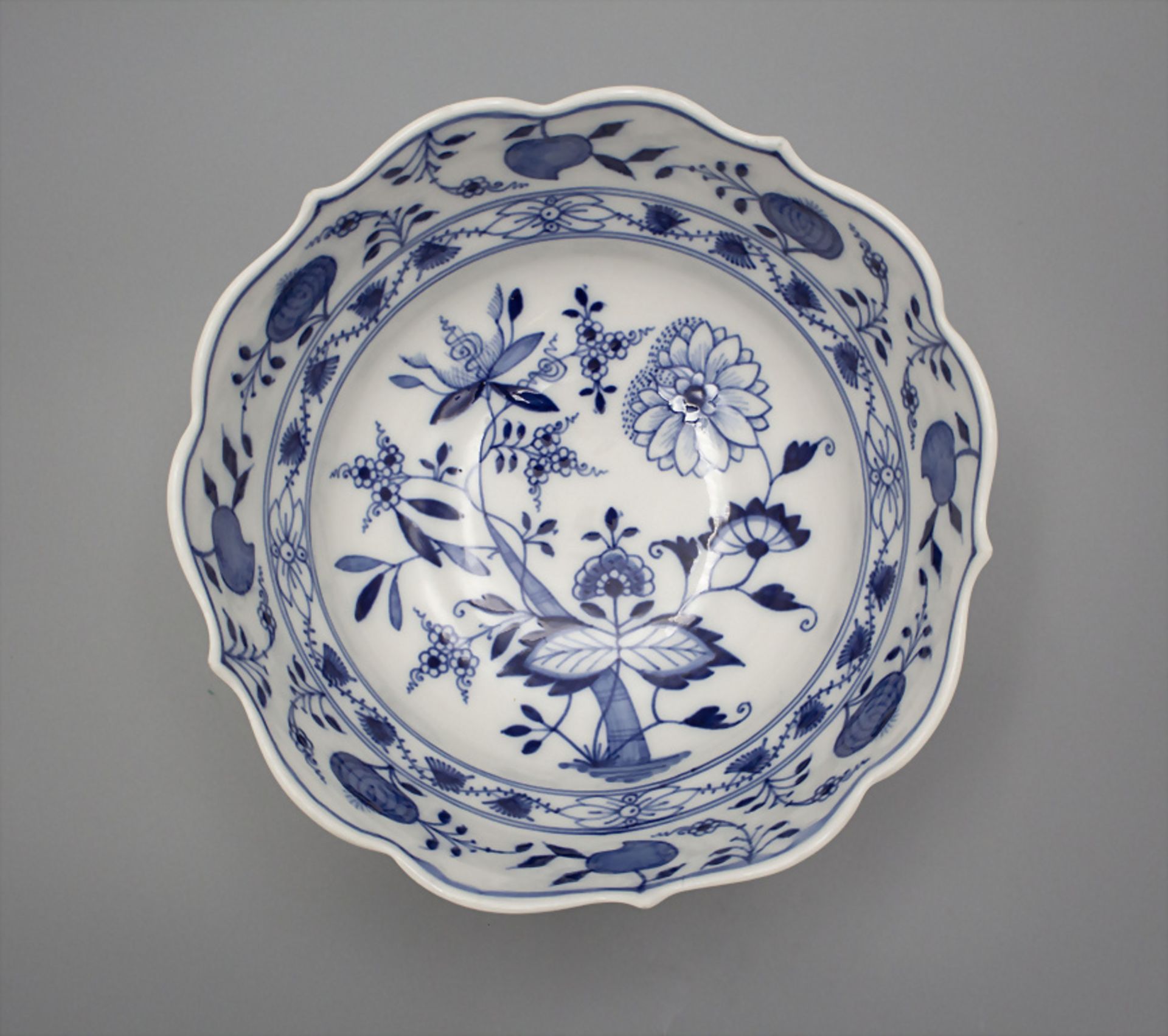 Runde Gemüseschale 'Zwiebelmuster' / A vegetable bowl with onion pattern, Meissen, um 1900 - Image 2 of 4