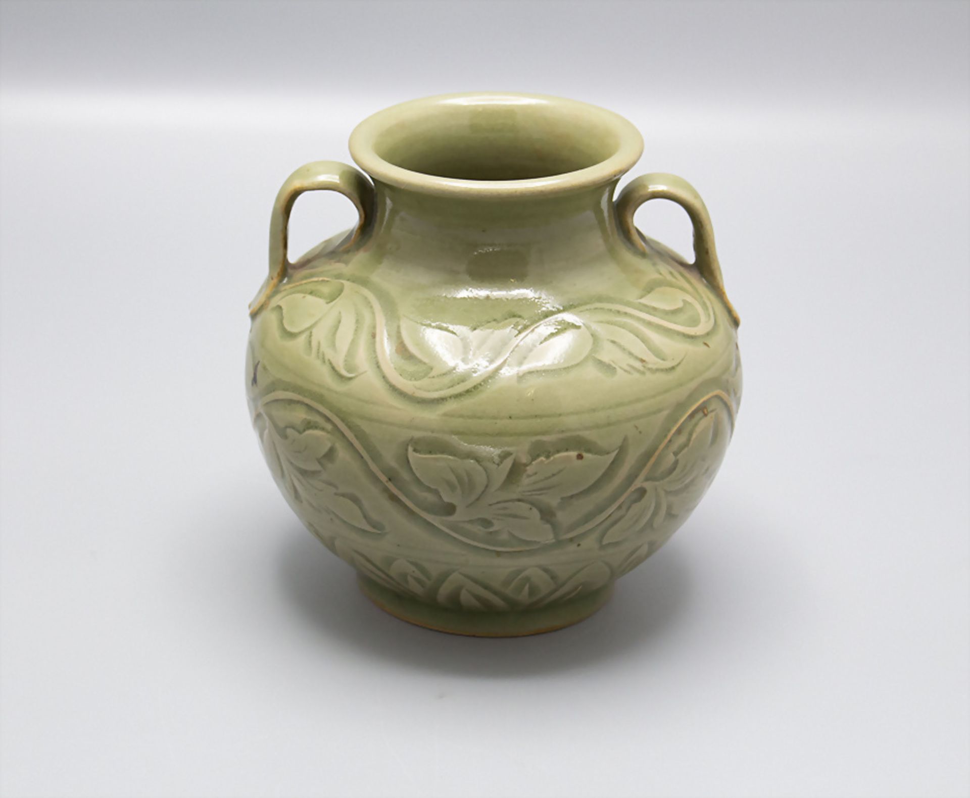 Seladon Gefäß / A Celadon vessel, Song- Stil, China, Qing- Zeit (1644-1912) - Image 3 of 4