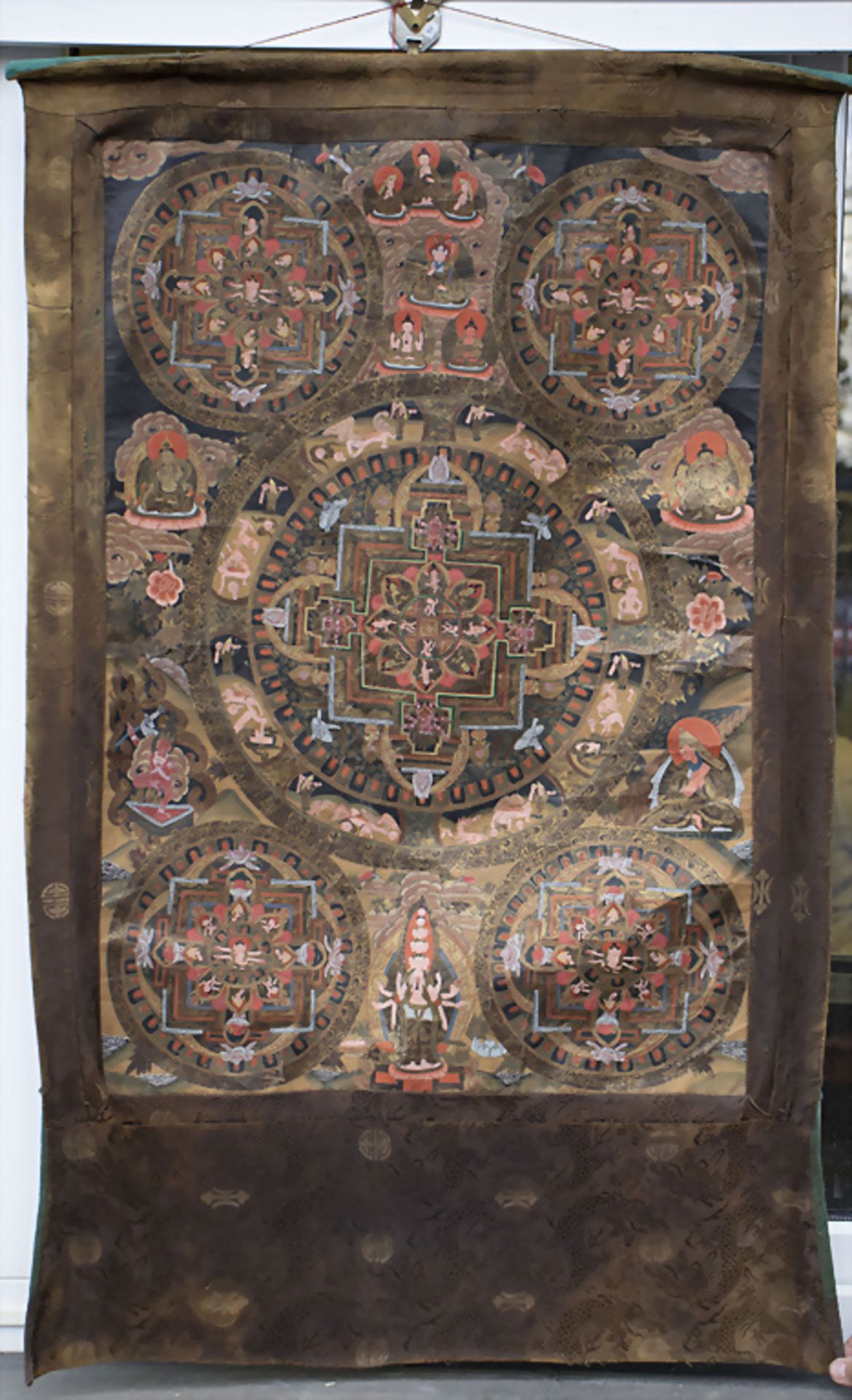 Tangka mit Himmels- und Höllenkreisen / A tangka with circles of heaven and hell, Tibet, 19. Jh. - Bild 2 aus 6
