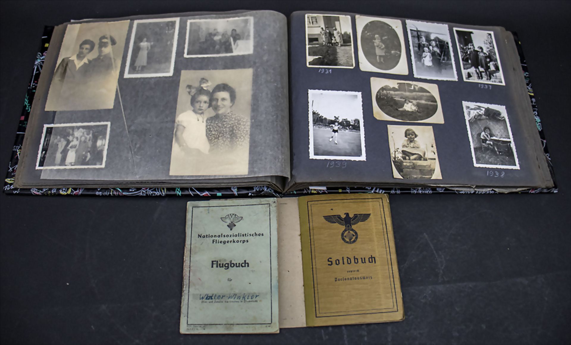 Konvolut Wehrmacht Fotoalbum und 2 Ausweise / A collection of a Wehrmacht photo album and two ...