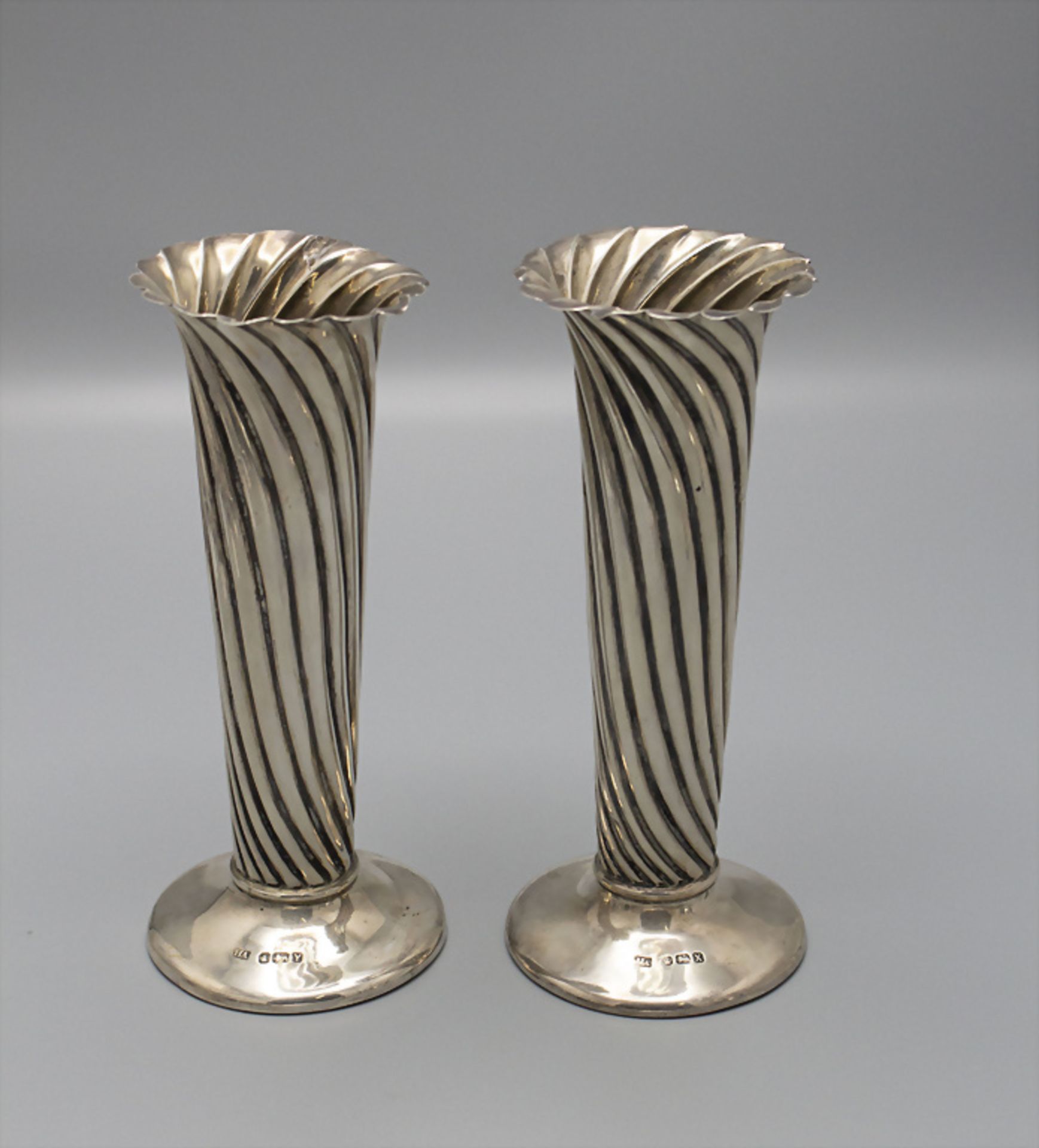 Paar Vasen / A pair of silver vases, Atkin Brothers, Sheffield, 1890-91