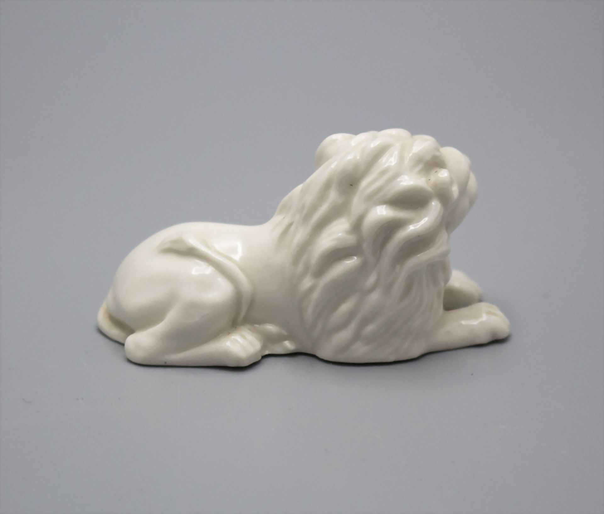 Kleine Tierplastik 'Liegender Löwe' / A small animal sculpture of a lion, Nymphenburg, 2. ... - Bild 3 aus 4