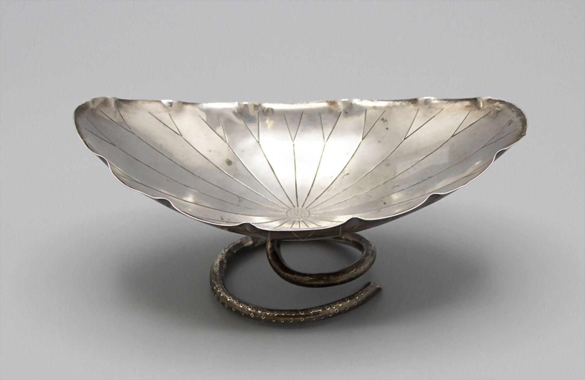 Export Silber Fußschale 'Lotusblatt' / A Chinese export silver footed lotus leaf shaped bowl, ...