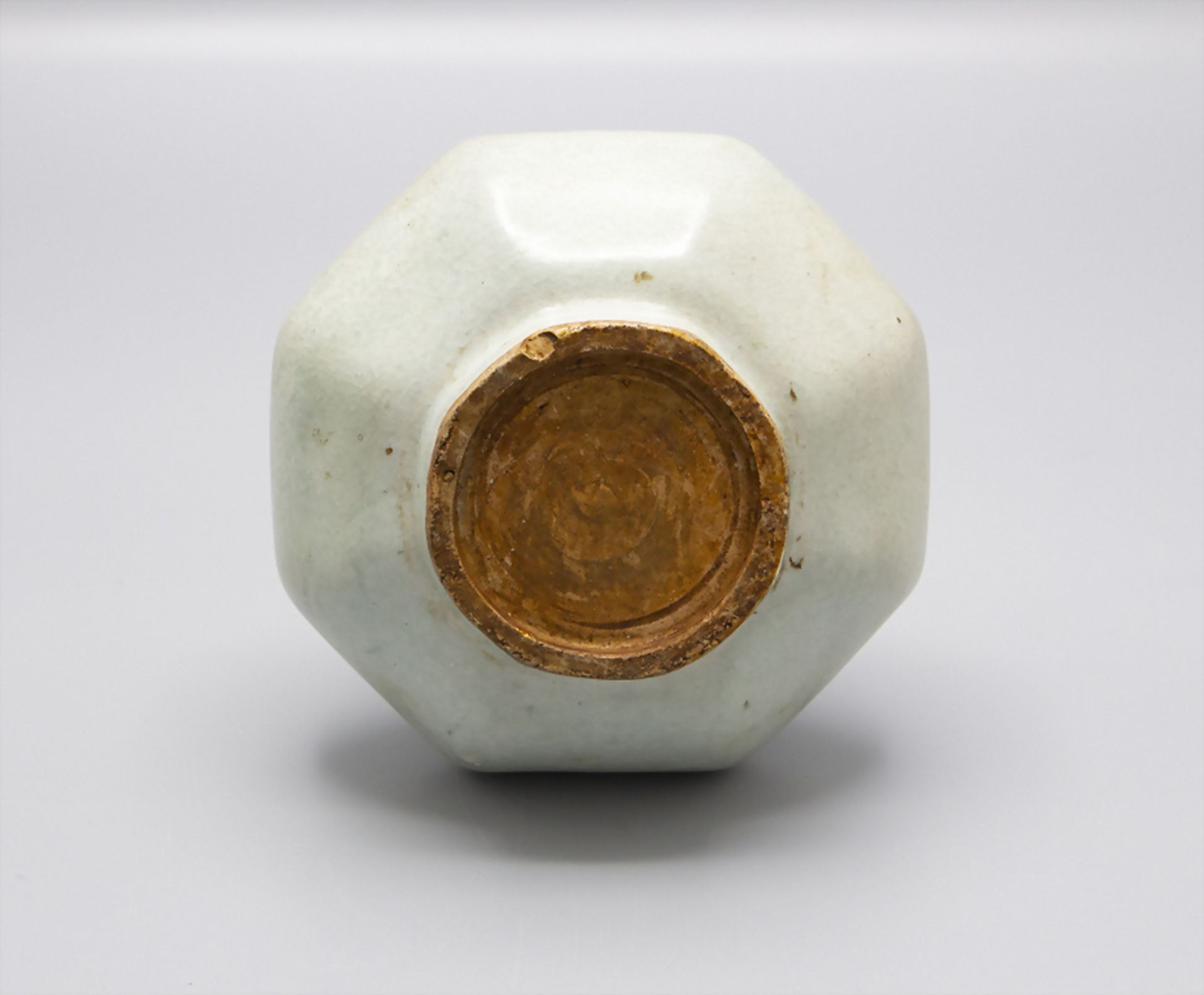 Oktogonale Seladon Vase / An octagonal Celadon vase, China, Ming-Zeit oder später, - Image 3 of 4