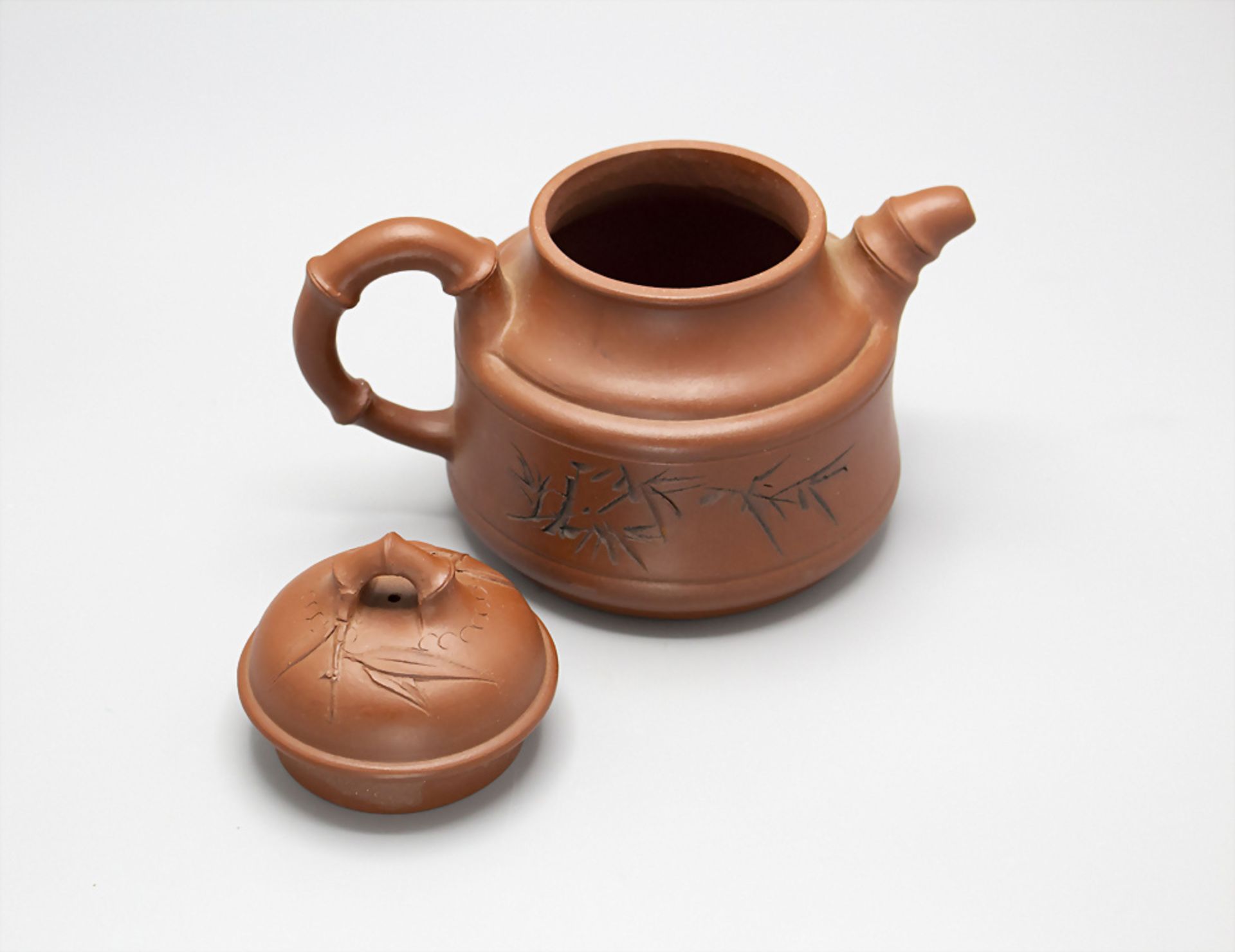 Bambus Teekanne mit Inschrift / A bamboo teapot with inscription, China, um 20. Jh. - Image 5 of 8