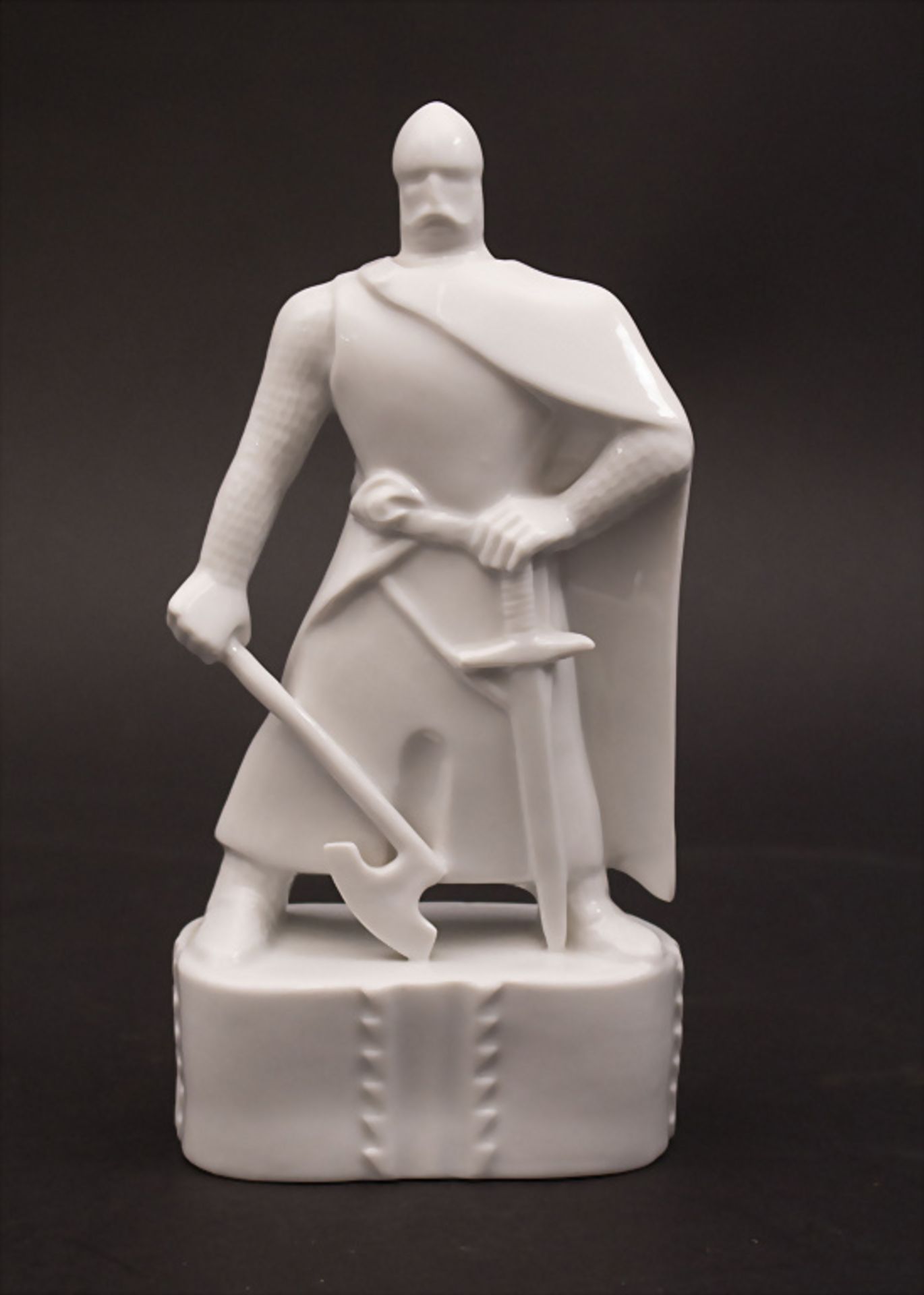 Figur eines Ritters des 13. Jh. mit Axt und Schwert / A porcelain sculpture of a knight of the ...