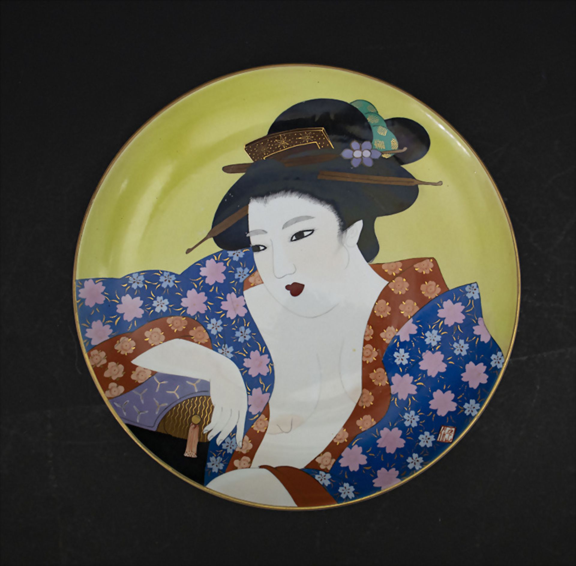 Erotische Platte (Wandteller) mit Geisha / An erotic wall plate with a Geisha, Japan, um 1900