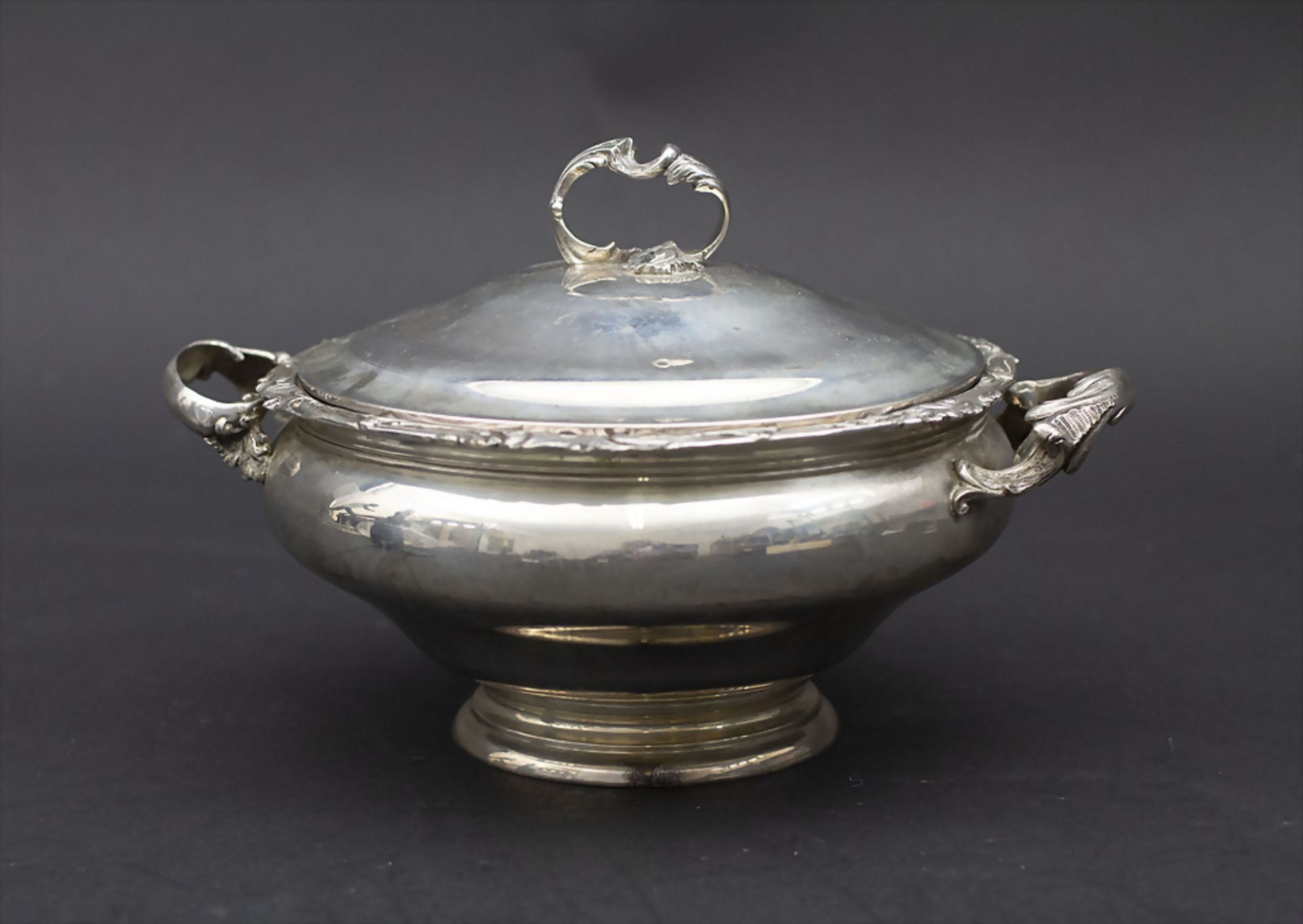 Deckelterrine / A covered silver tureen / Légumier en argent, Delheid Frères, ...