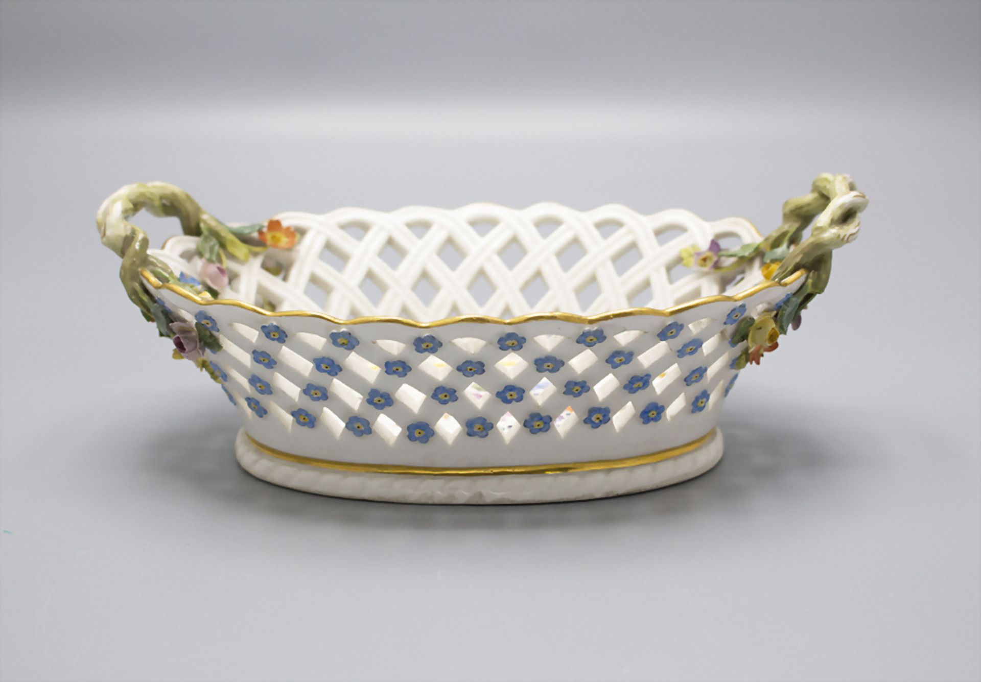 Zierschale mit aufgelegten Blüten / A decorative bowl with encrusted forget-me-not blossoms ... - Bild 3 aus 5