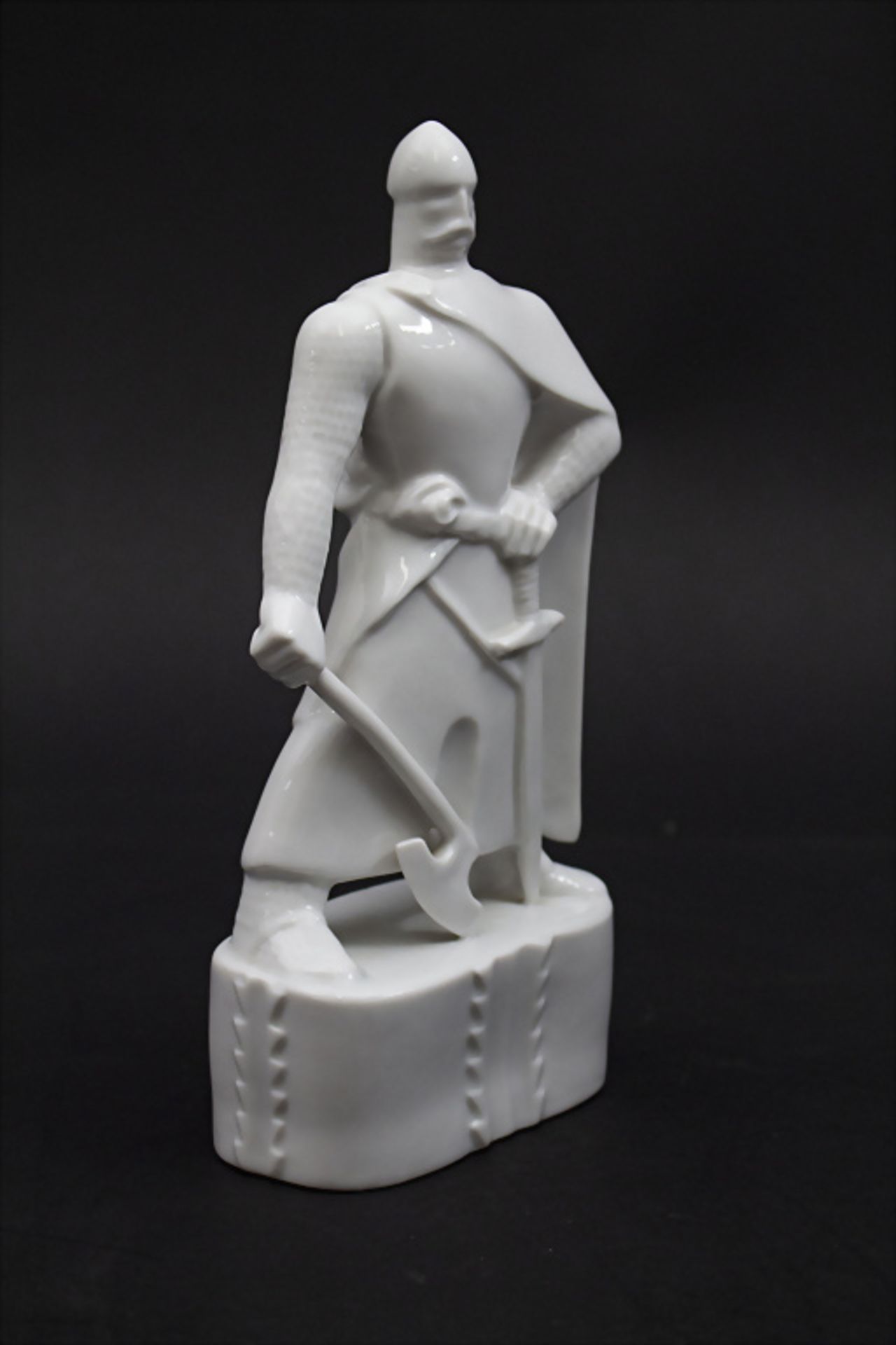 Figur eines Ritters des 13. Jh. mit Axt und Schwert / A porcelain sculpture of a knight of the ... - Image 2 of 7