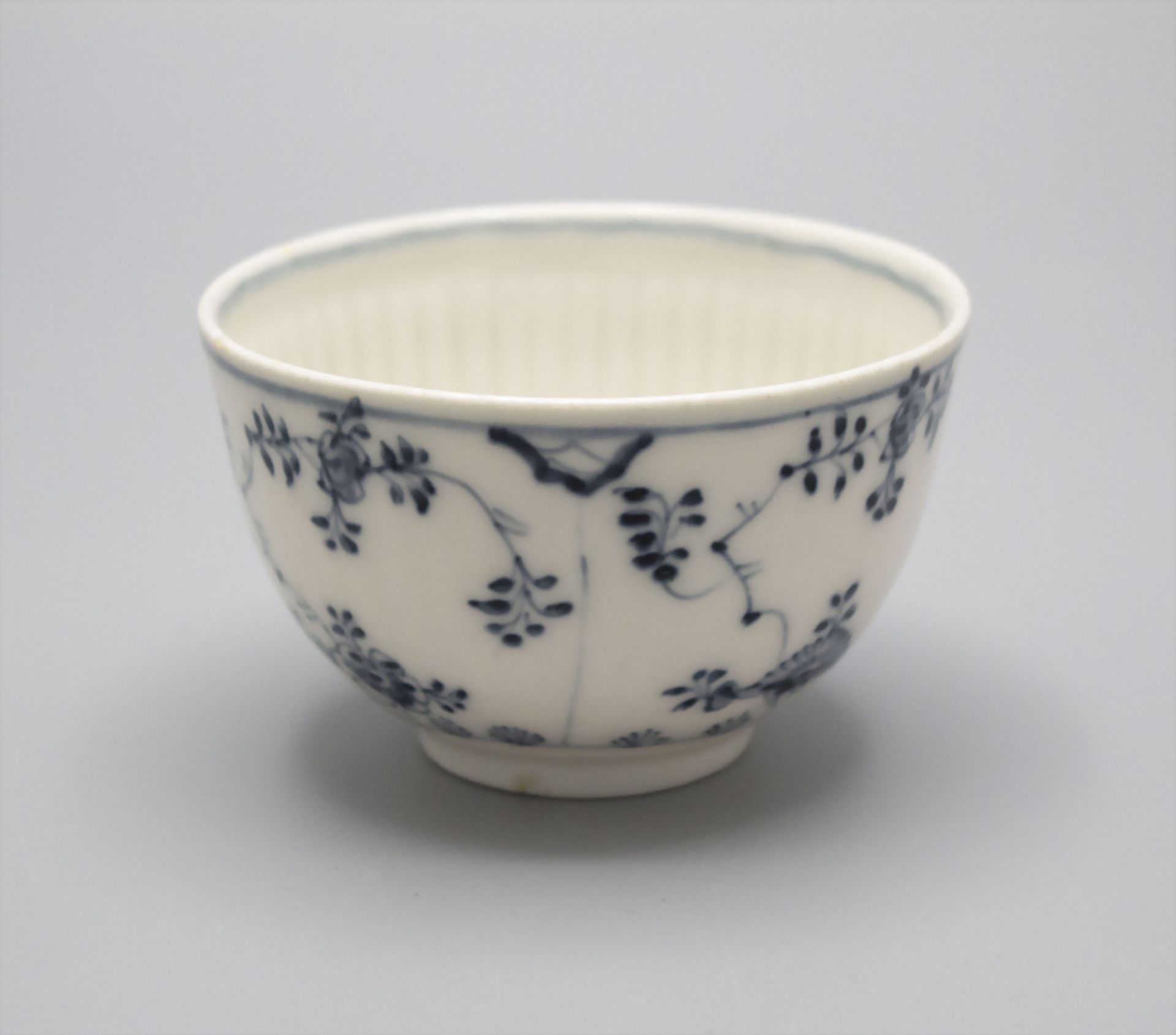 Koppchen mit Blaumalerei / A coupling with blue Indian pattern, Meissen, Punktzeit, um 1763-1773 - Image 2 of 4