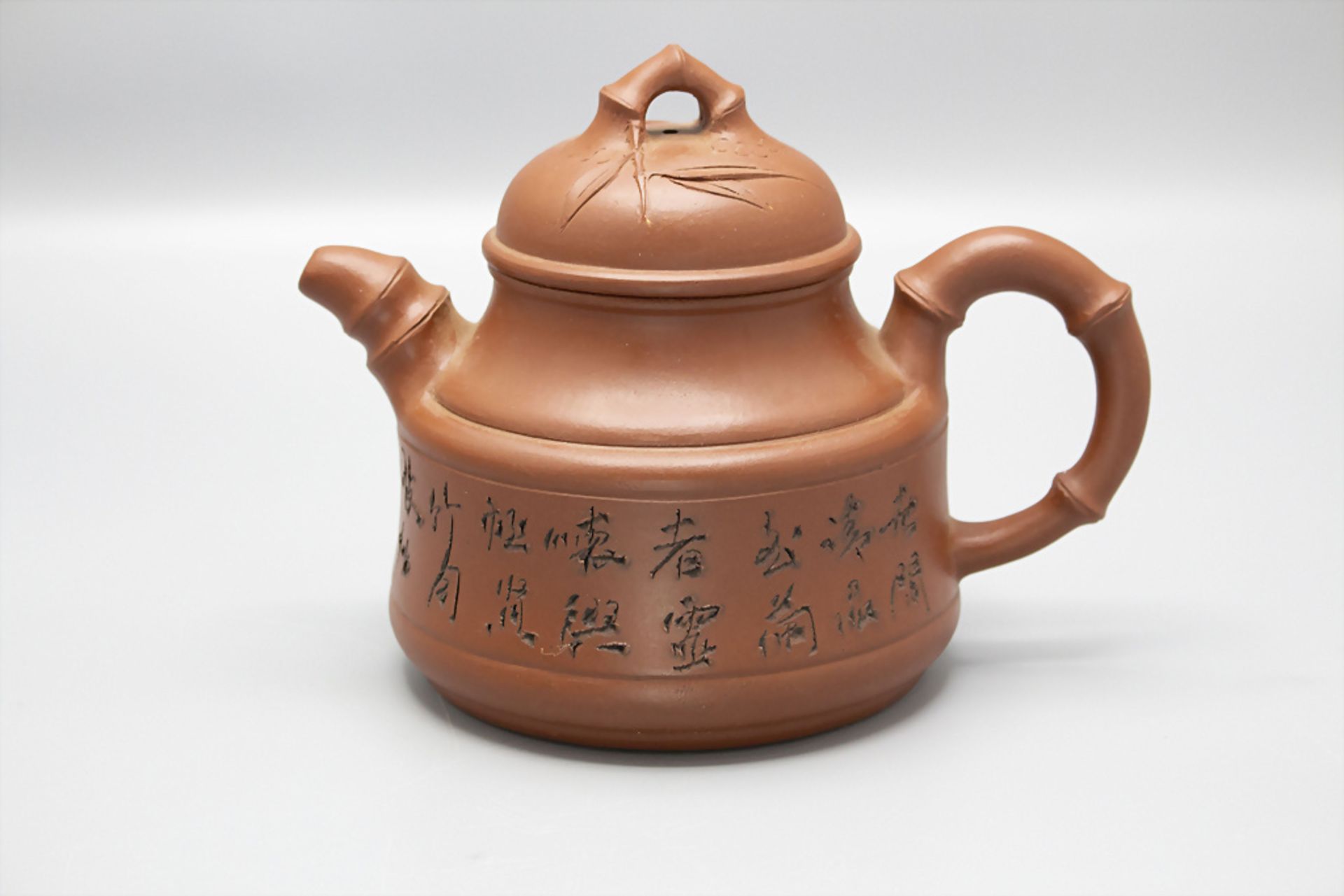 Bambus Teekanne mit Inschrift / A bamboo teapot with inscription, China, um 20. Jh.