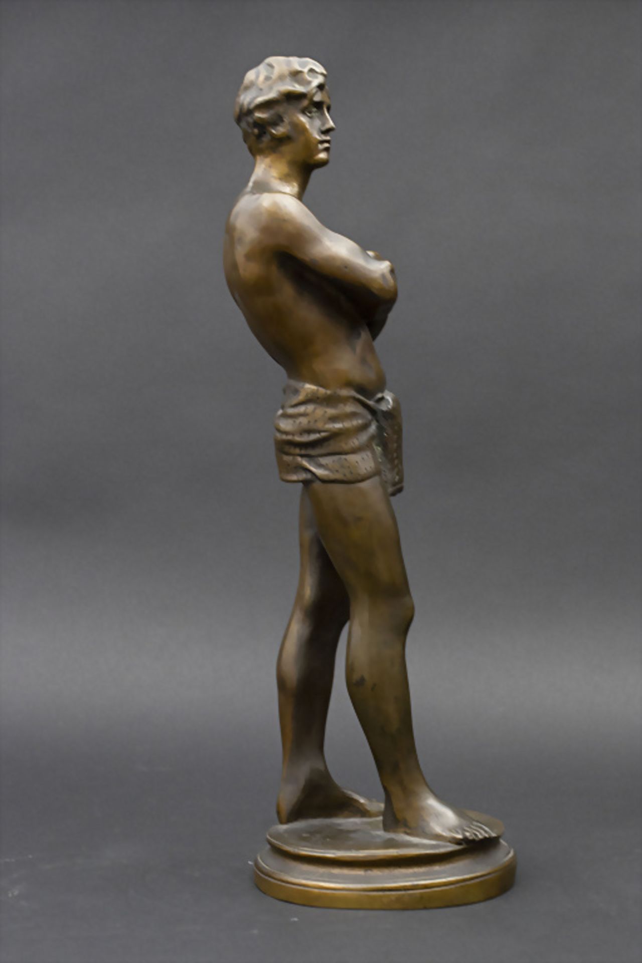 Bronzeplastik 'Stehender Männerhalbakt' / A bronze sculpture 'Standing male semi-nude', um 1930 - Image 5 of 7