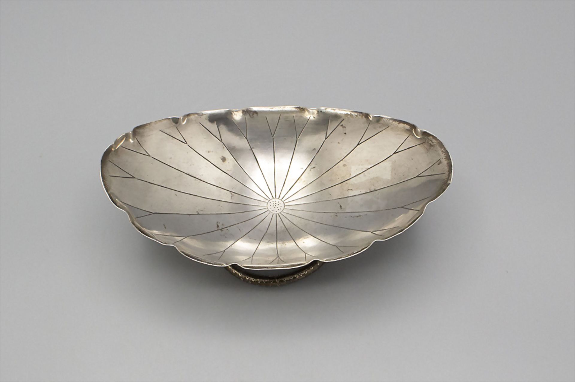 Export Silber Fußschale 'Lotusblatt' / A Chinese export silver footed lotus leaf shaped bowl, ... - Image 2 of 4