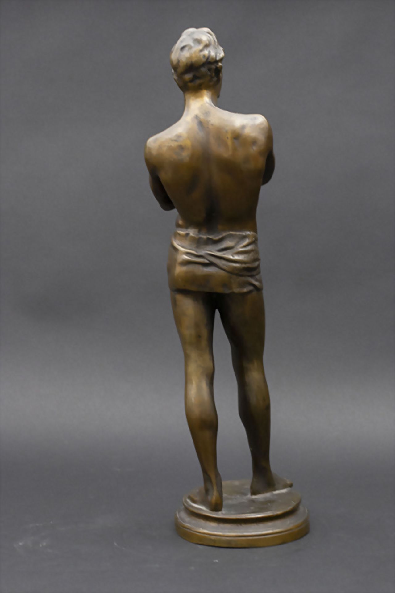 Bronzeplastik 'Stehender Männerhalbakt' / A bronze sculpture 'Standing male semi-nude', um 1930 - Image 4 of 7