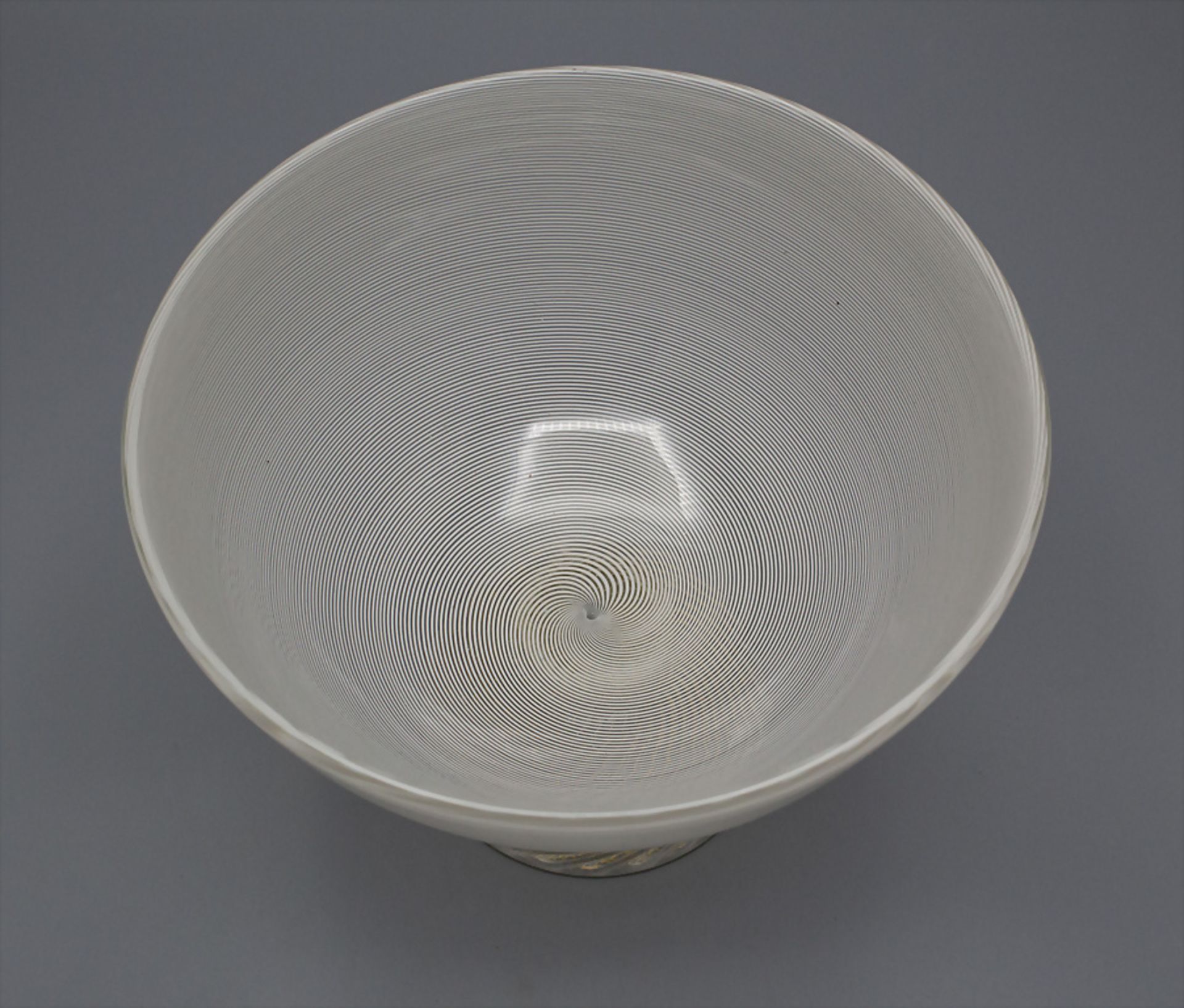 Fußschale mit Spiralfäden / A footed glass bowl with spiral threads, Murano, Italien, 2. ... - Image 2 of 3