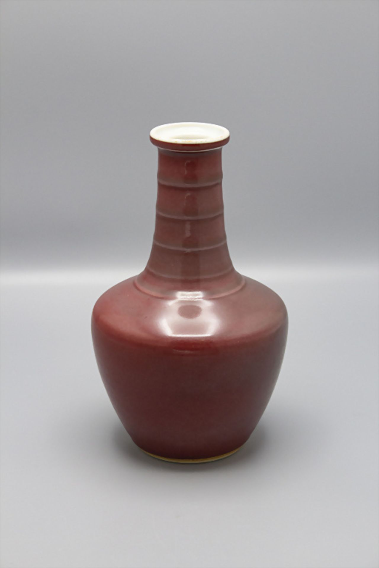 Ochsenblut Langhalsvase / A long neck vase 'Sang de boeuf', China