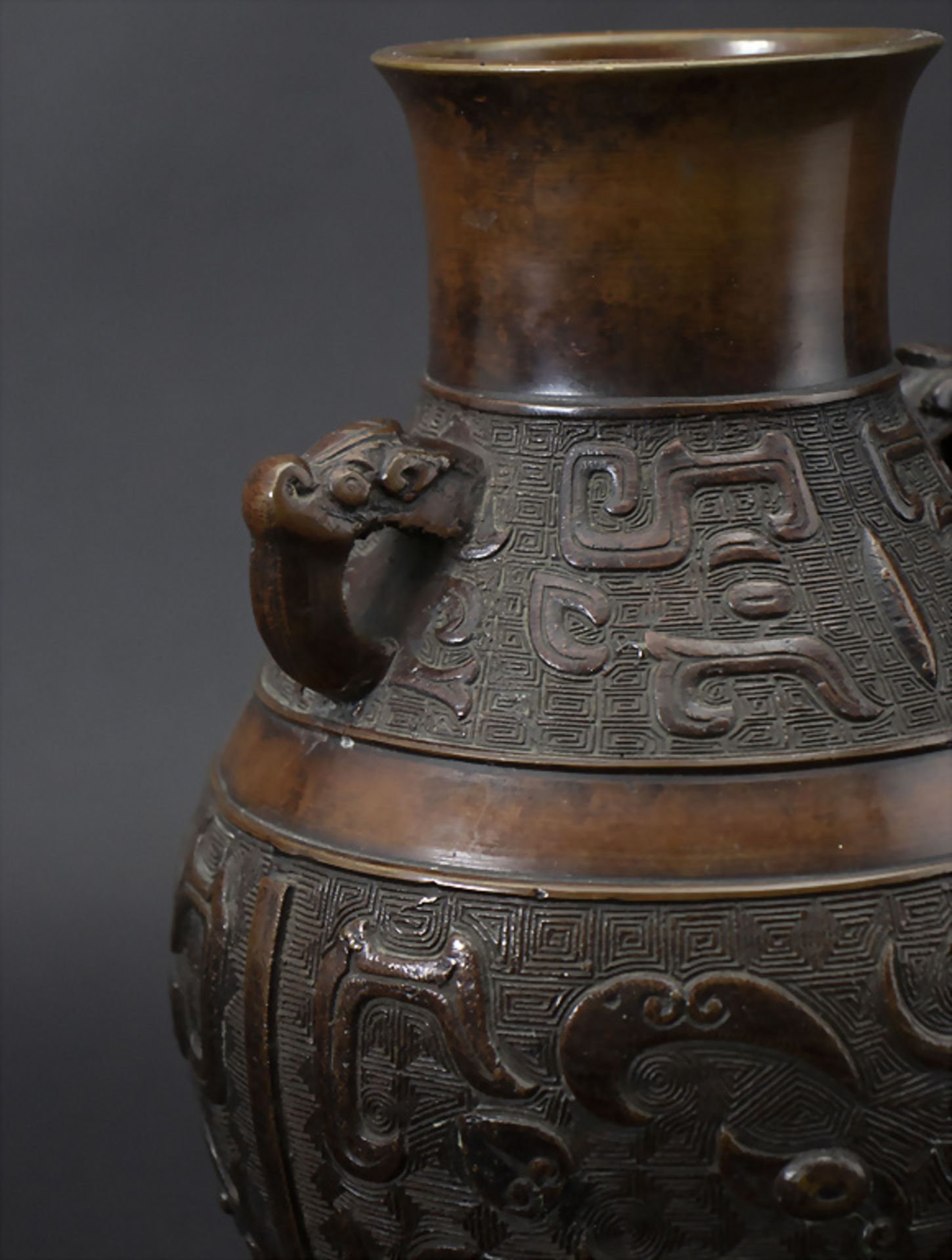 Bronze Henkelvase in archaischem Stil / A bronze handle vase in archaic style, China - Bild 3 aus 5