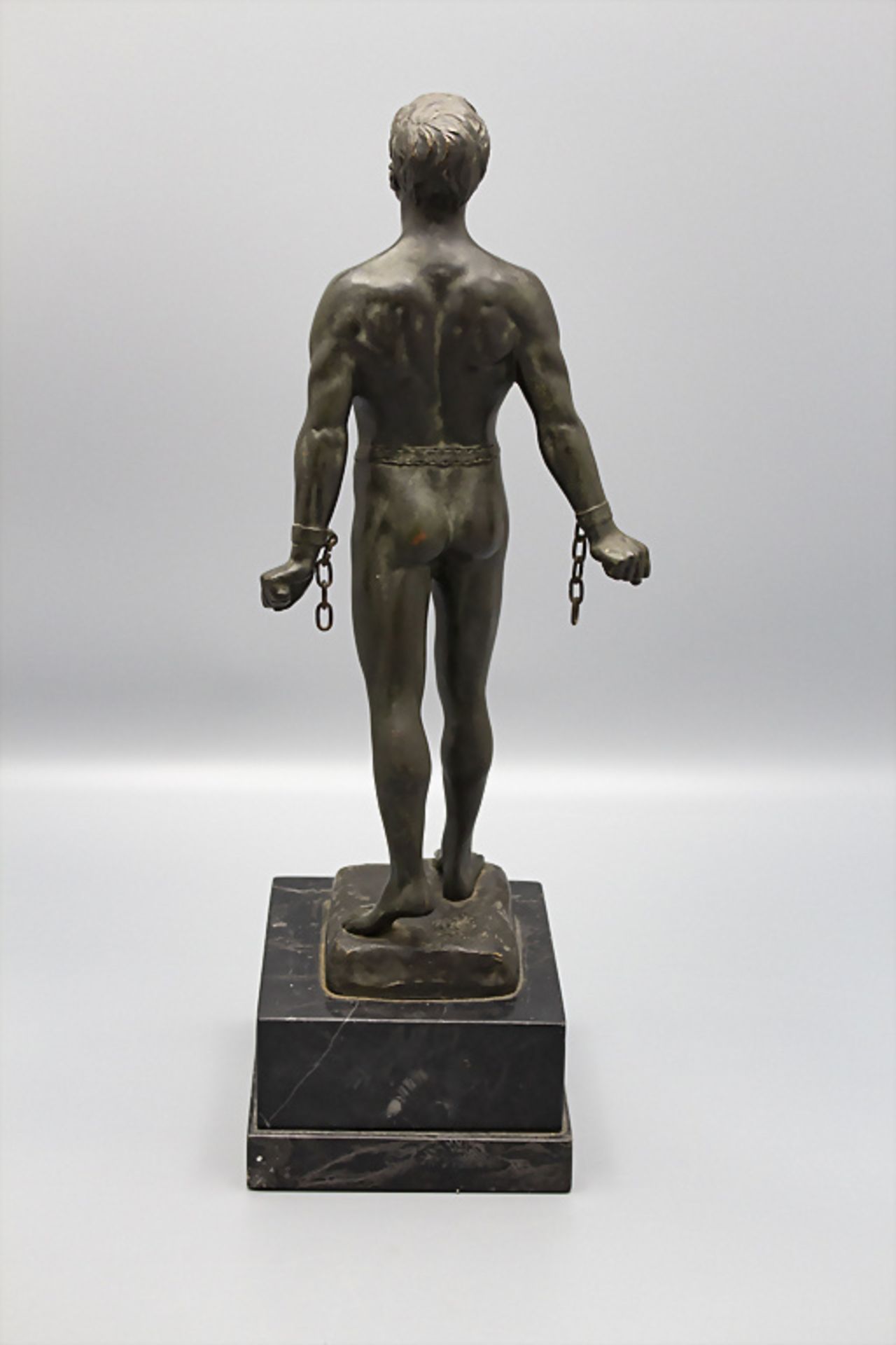 Athlet mit Ketten / A bronze figure of an athlet with chains, 20. Jh. - Bild 3 aus 6