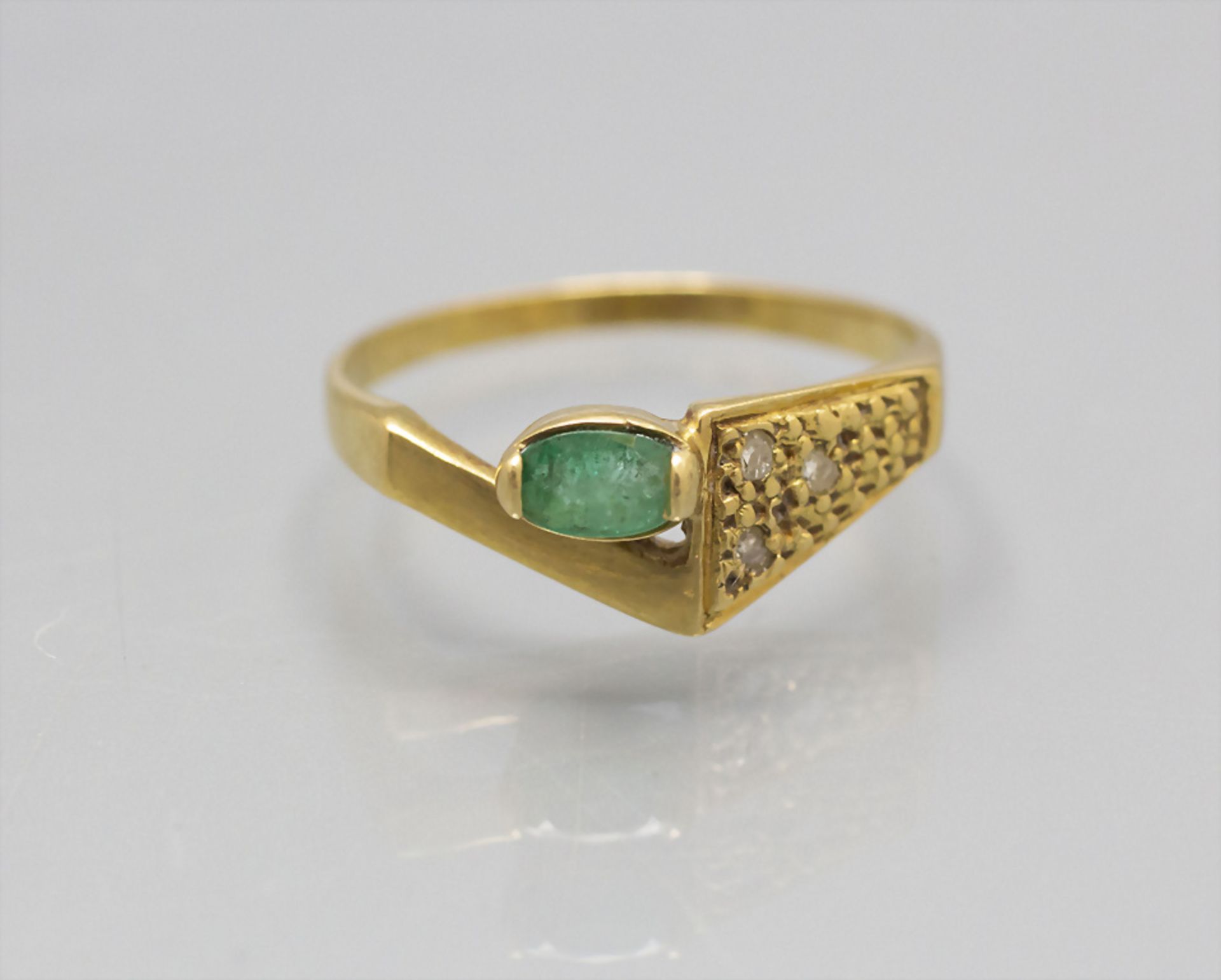 Damenring mit Diamanten und Smaragd / A ladies 18 ct gold ring with diamonds and emeralds