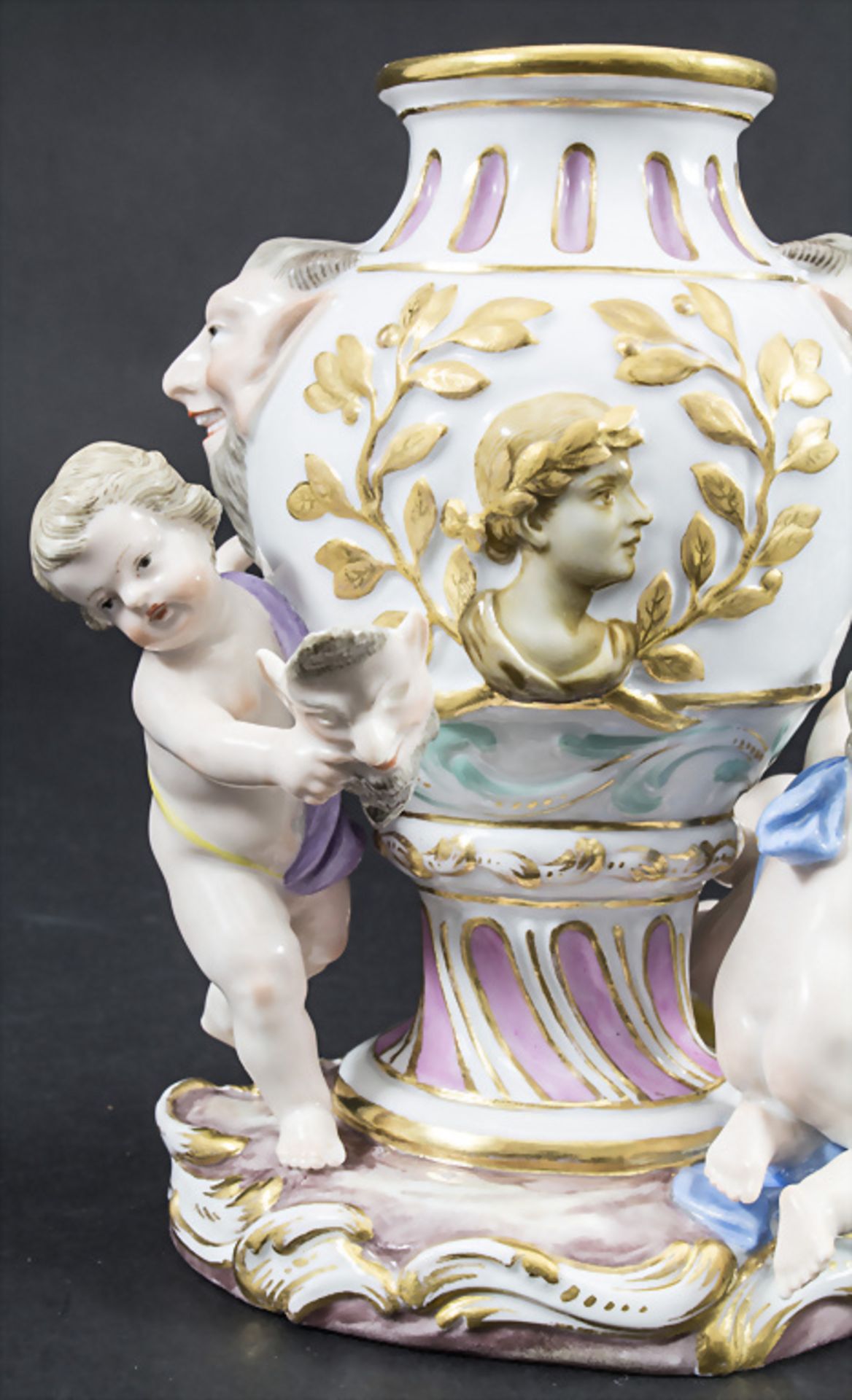 Vase mit Satyr Maskarons und 3 Amoretten / A vase with satyr mascarons and 3 cherubs, Meissen, ... - Bild 10 aus 11