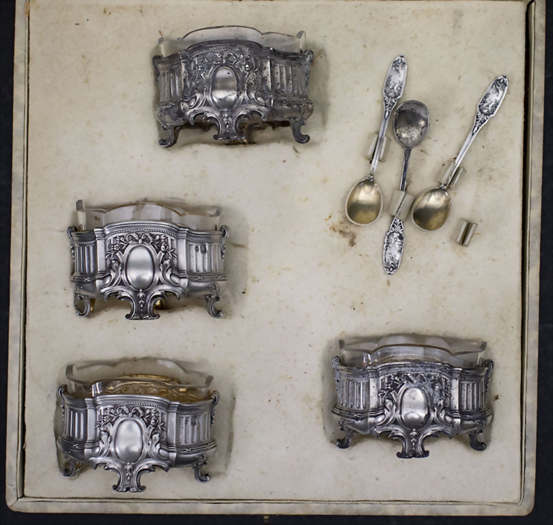 Vier Salieren mit Löffelchen im Etui / A set of 4 silver salt cellars with spoons, Paris, um 1890