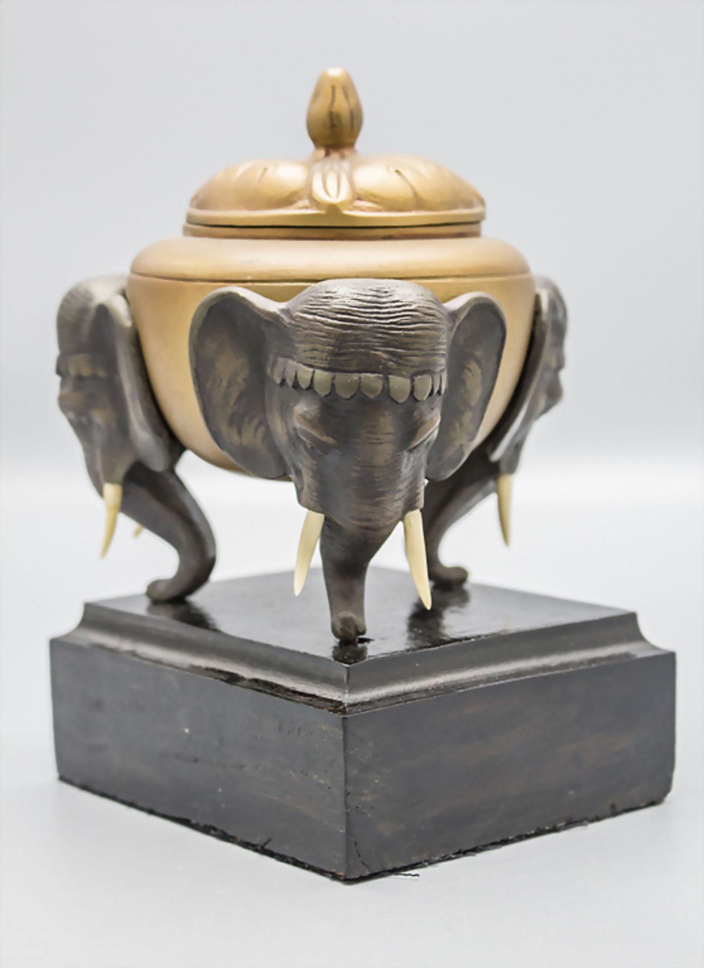 Tintenfass mit Elefanten Dekor / An inkwell with elephant decor, 1. Hälfte 20. Jh. - Bild 2 aus 6