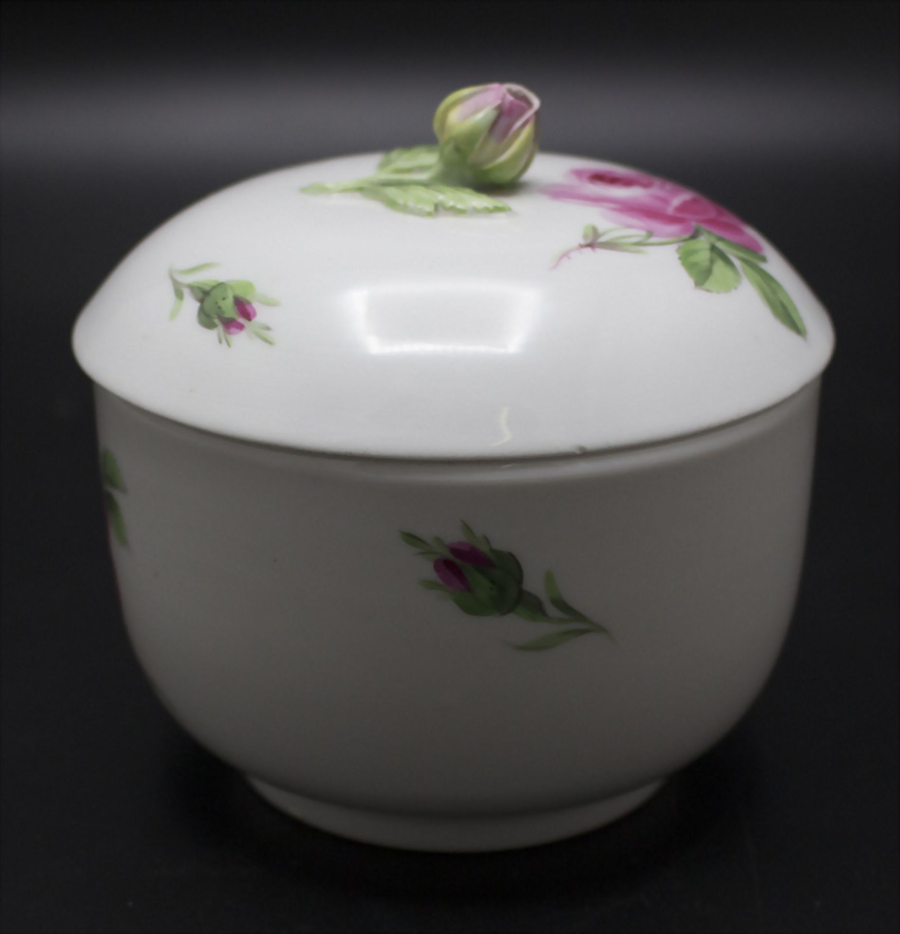 Zuckerdose 'Rote Rose' / A lidded sugar bowl with roses, Meissen, 2. Hälfte 19. Jh. - Image 5 of 5