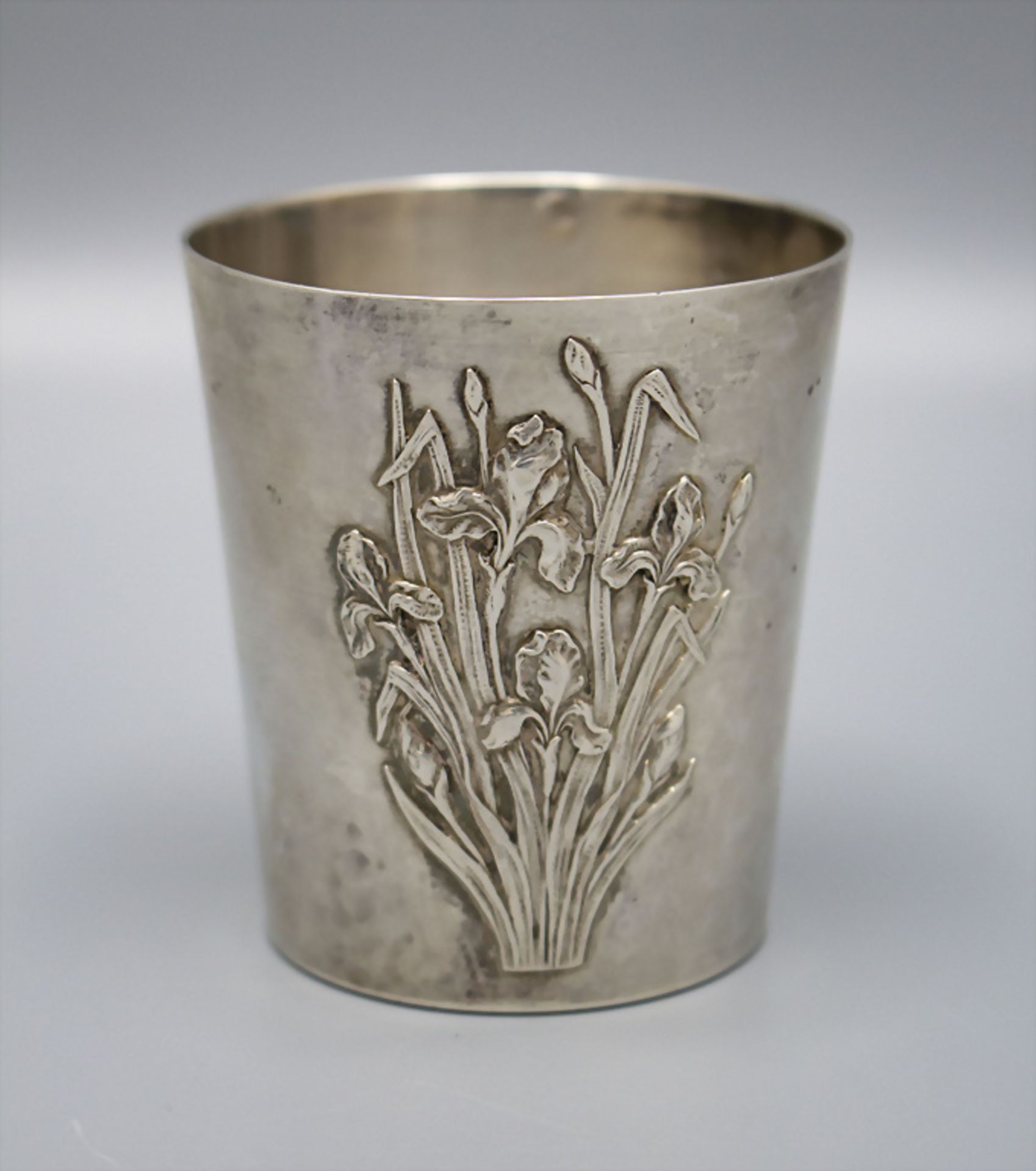 Jugendstil Becher mit Schwertlilien / An Art Nouveau silver beaker with lilies, Frankreich, um 1900